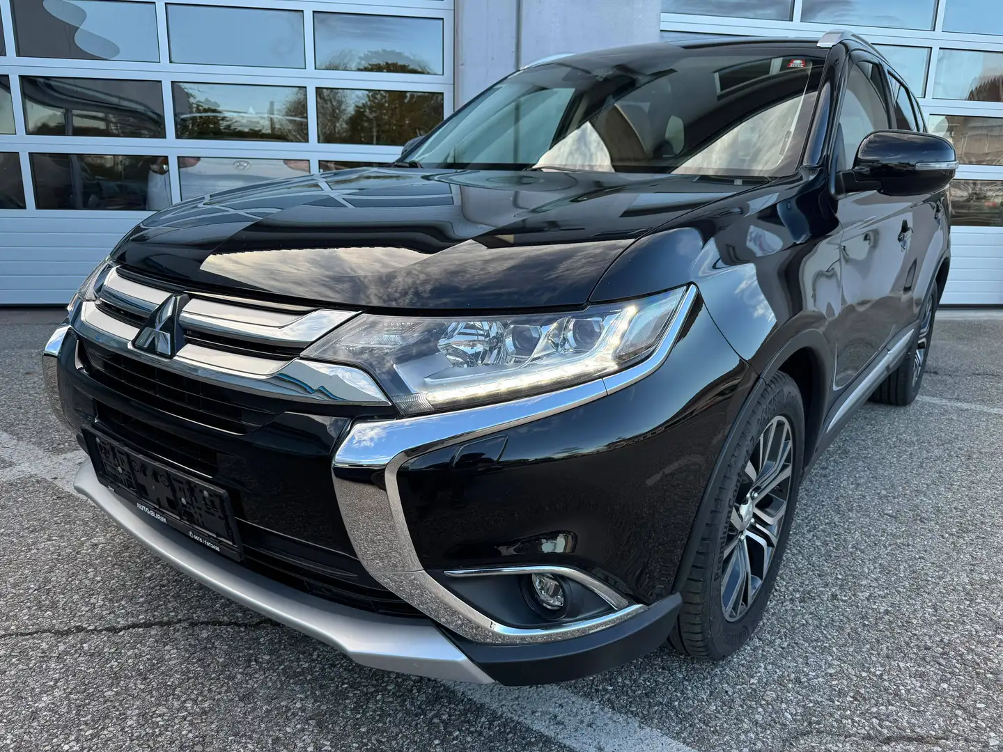 Mitsubishi Outlander Plus Aut. 4WD 7Sitzer 12.Monate Garantie. Schwarz - 2