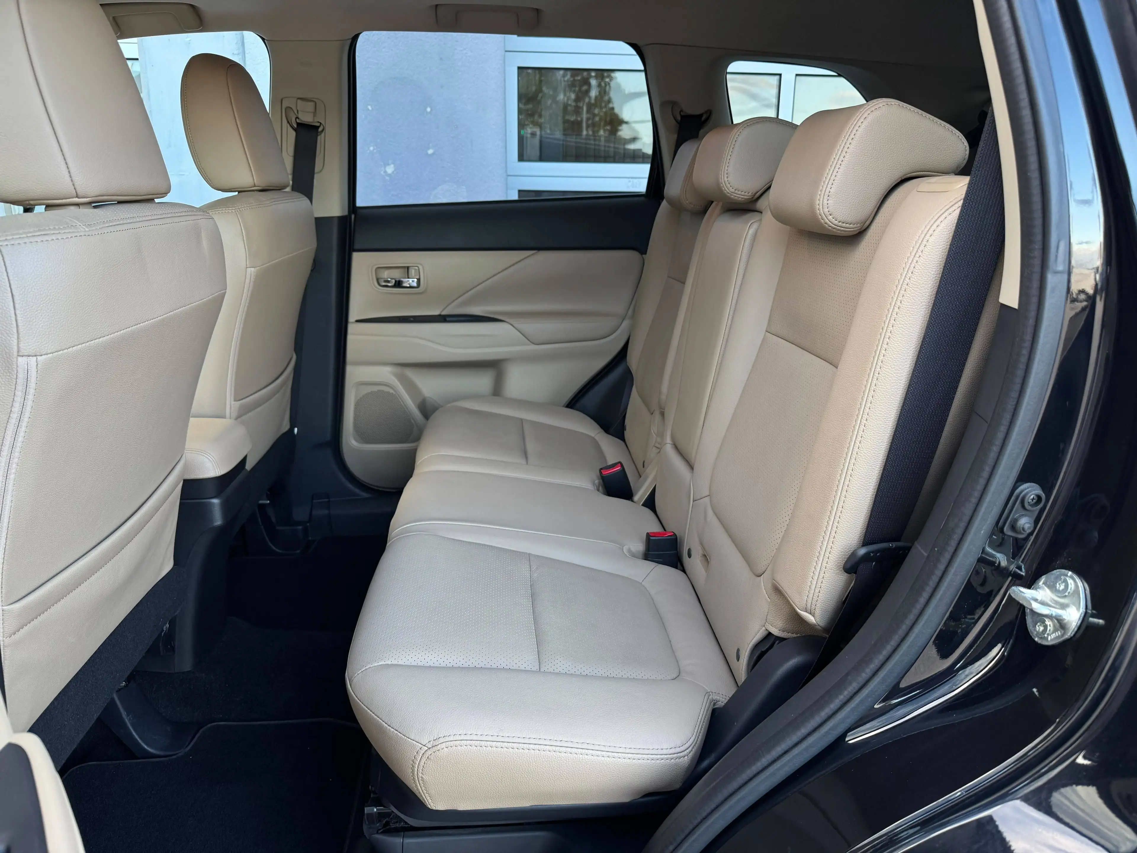 Mitsubishi Outlander Plus Aut. 4WD 7Sitzer 12.Monate Garantie. — photo 8