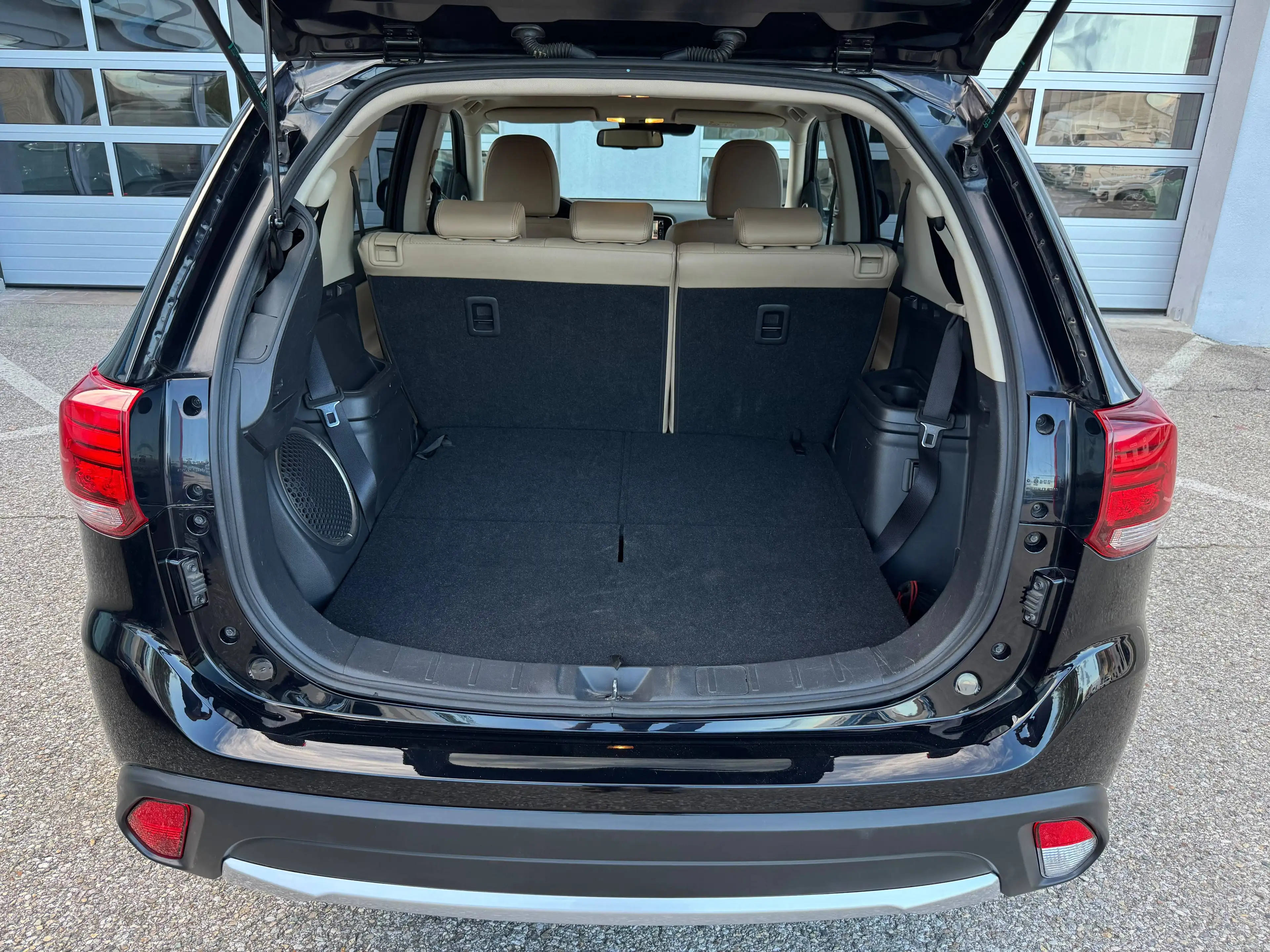 Mitsubishi Outlander Plus Aut. 4WD 7Sitzer 12.Monate Garantie. — photo 9