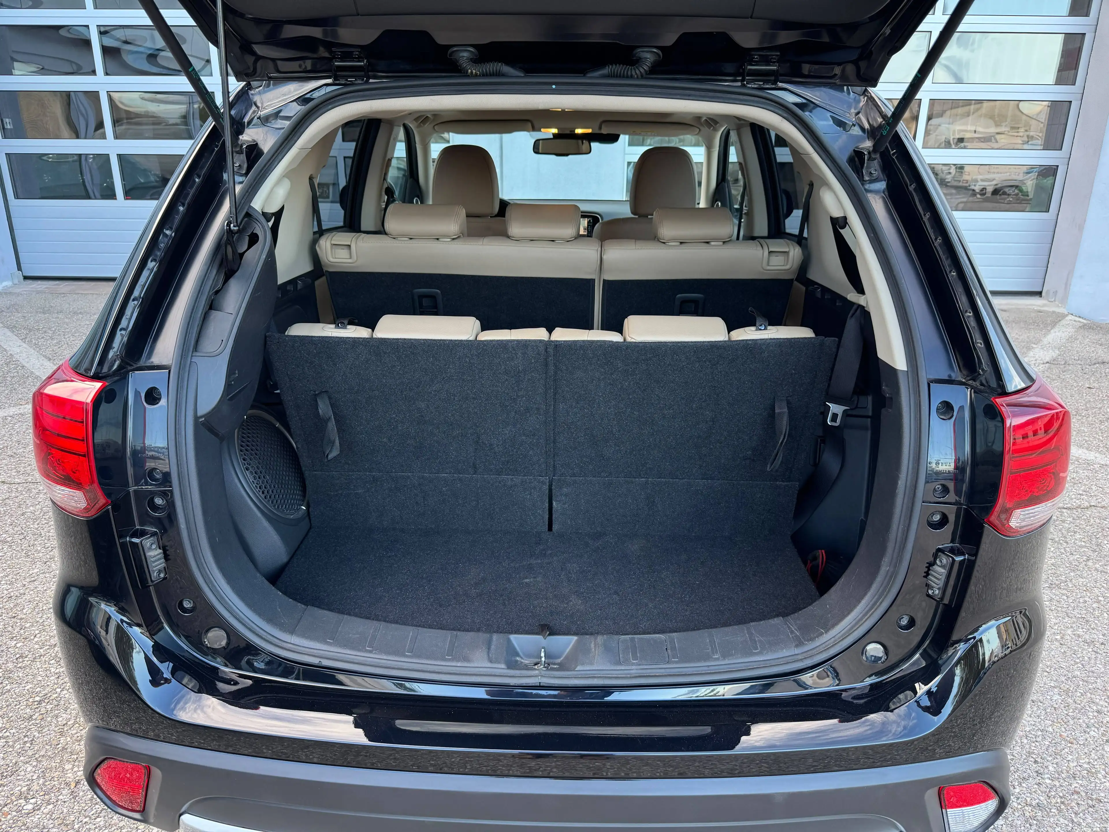 Mitsubishi Outlander Plus Aut. 4WD 7Sitzer 12.Monate Garantie. — photo 10