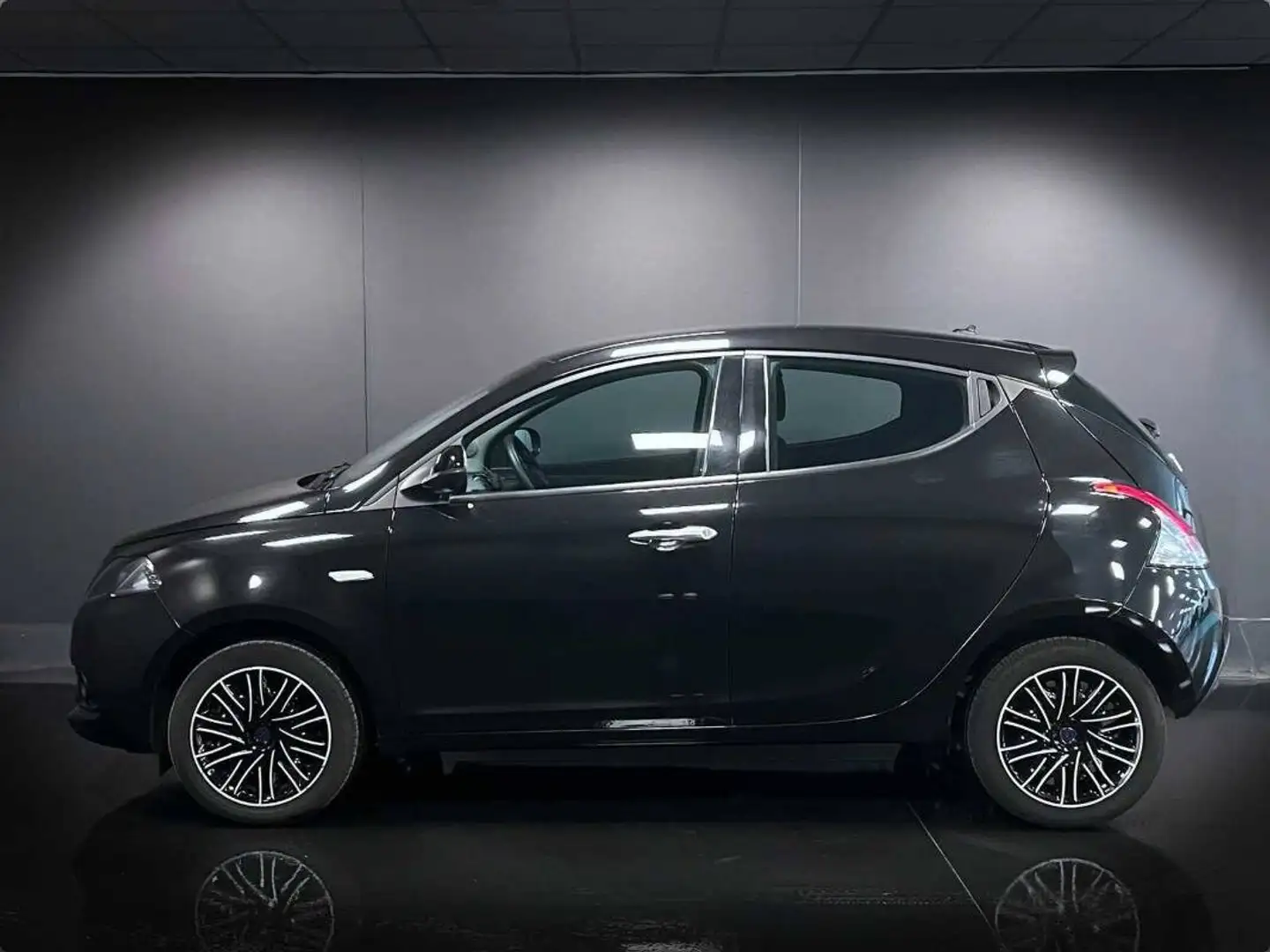 Lancia Ypsilon 1.0 firefly hybrid Gold s&s 70cv 5p.ti Nero - 1