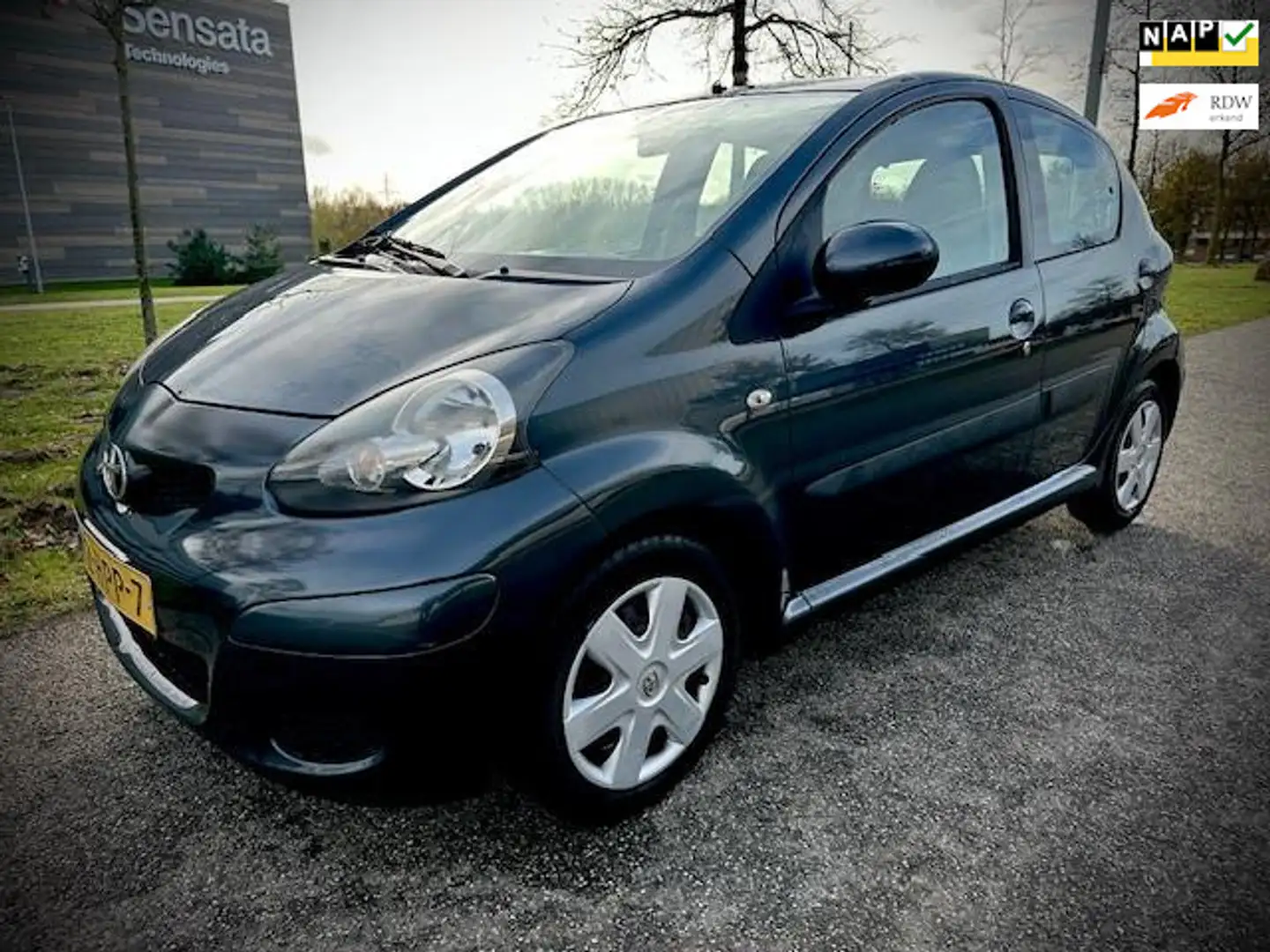 Toyota Aygo 1.0-12V Comfort 5-DEURS, AIRCO, APK, LAGE KM. Grijs - 1