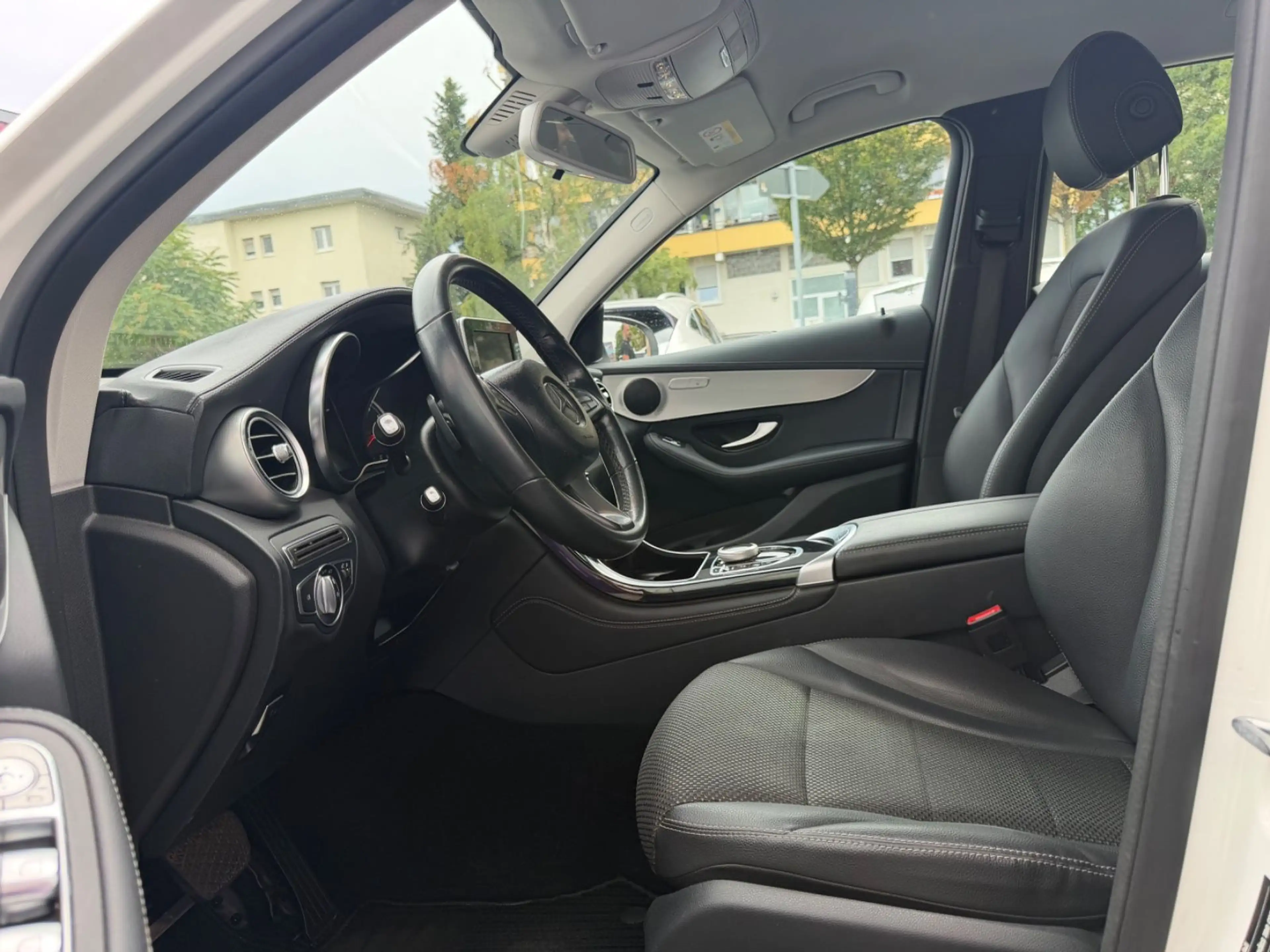 Mercedes-Benz GLC 250 4Matic *1.Hand*Rentnerfzg*Navi*Leder* — photo 10