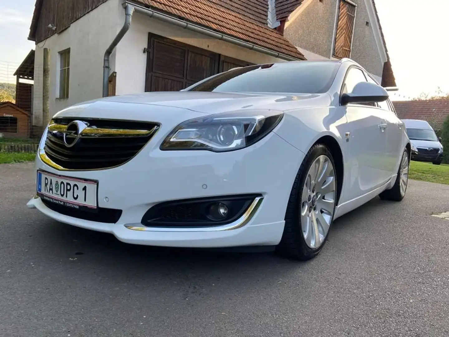 Opel Insignia Insignia ST 2,0 CDTI ecoflex Cosmo Start/Stop Weiß - 2