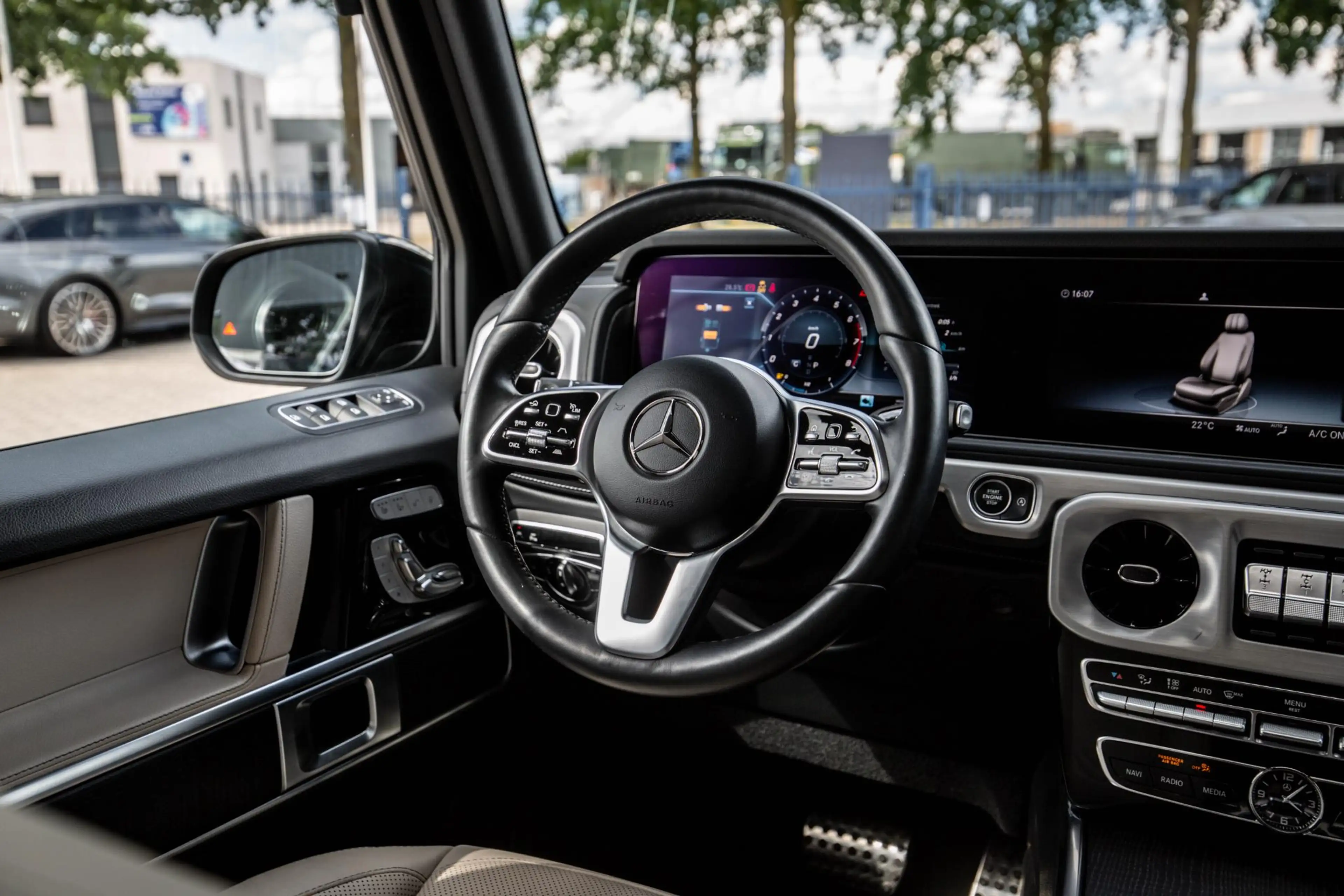 Mercedes-Benz G 500 — photo 14