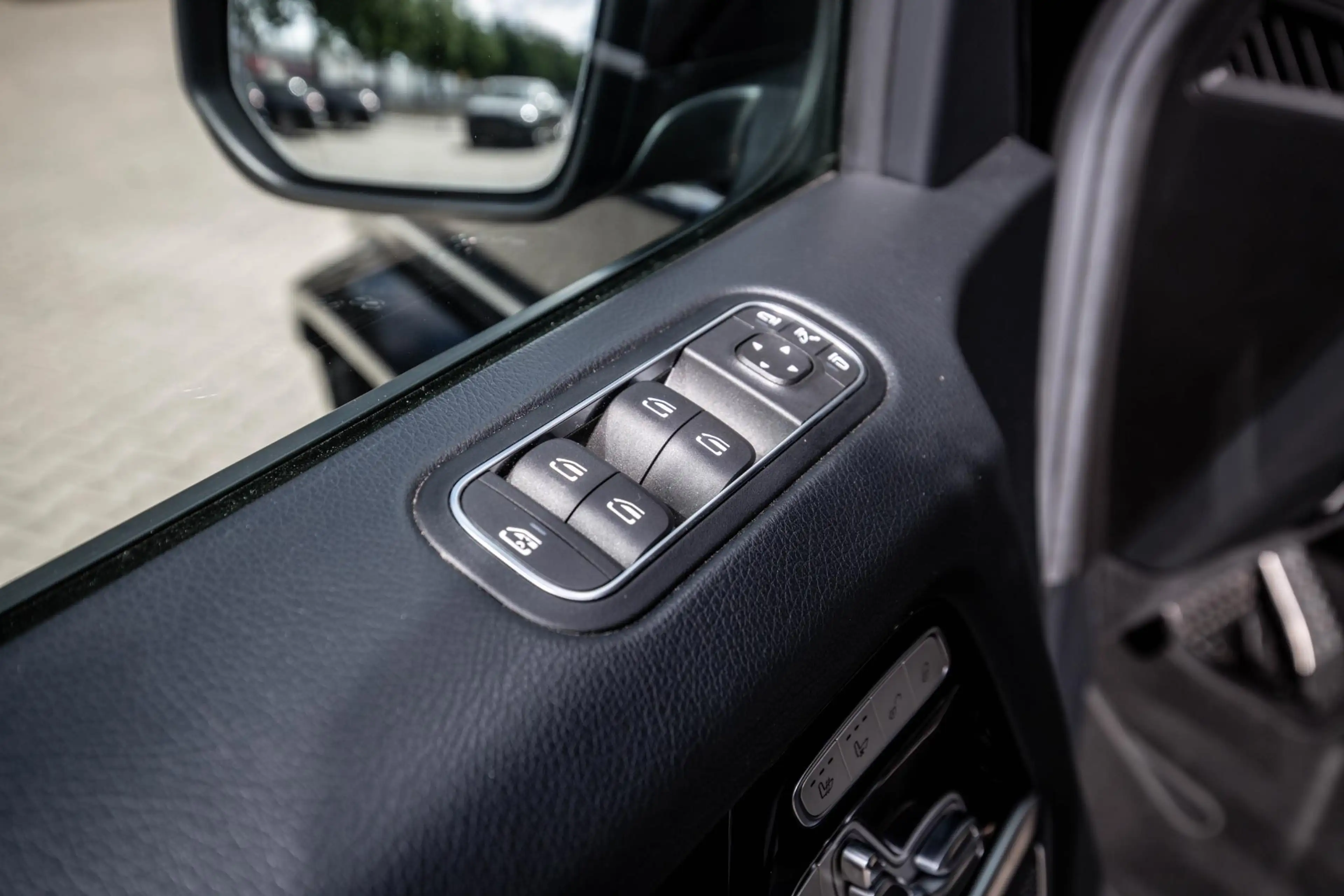 Mercedes-Benz G 500 — photo 7