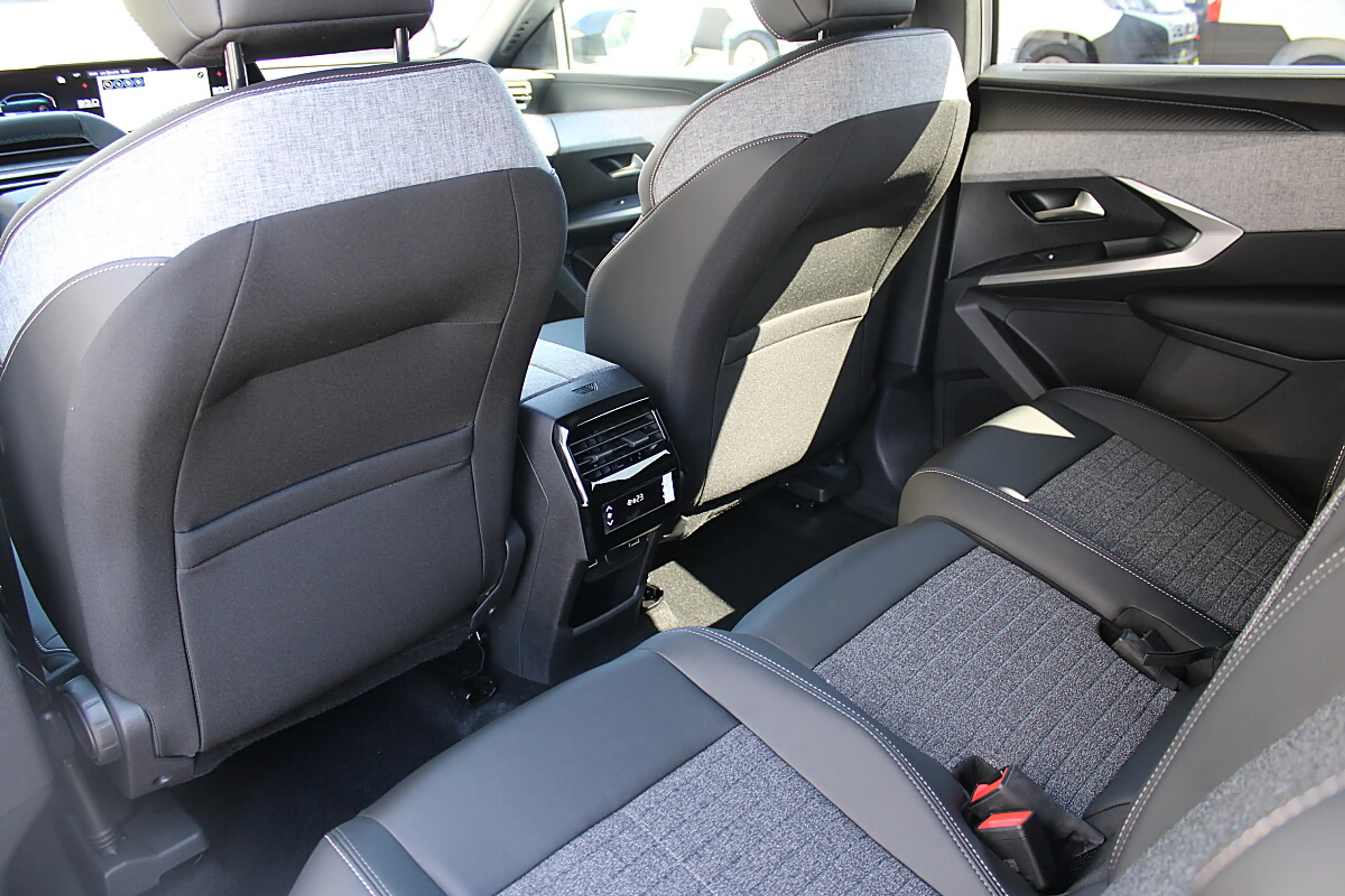 Peugeot 5008 Allure mild Hybrid 145 e-DCS6 Aut. — photo 9