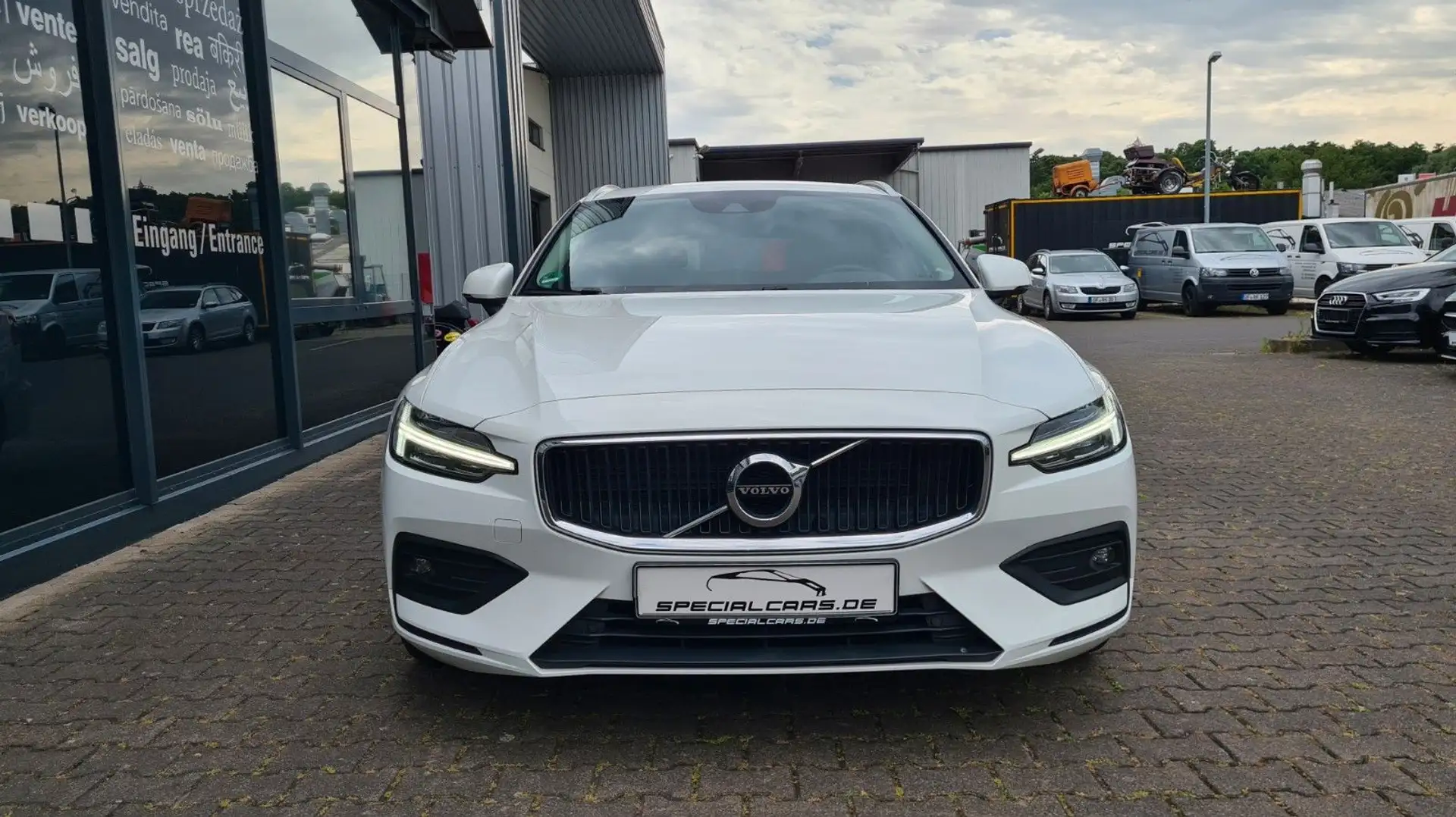 Volvo V60 Kombi Momentum Pro D4 - PANO - AHK Weiß - 2