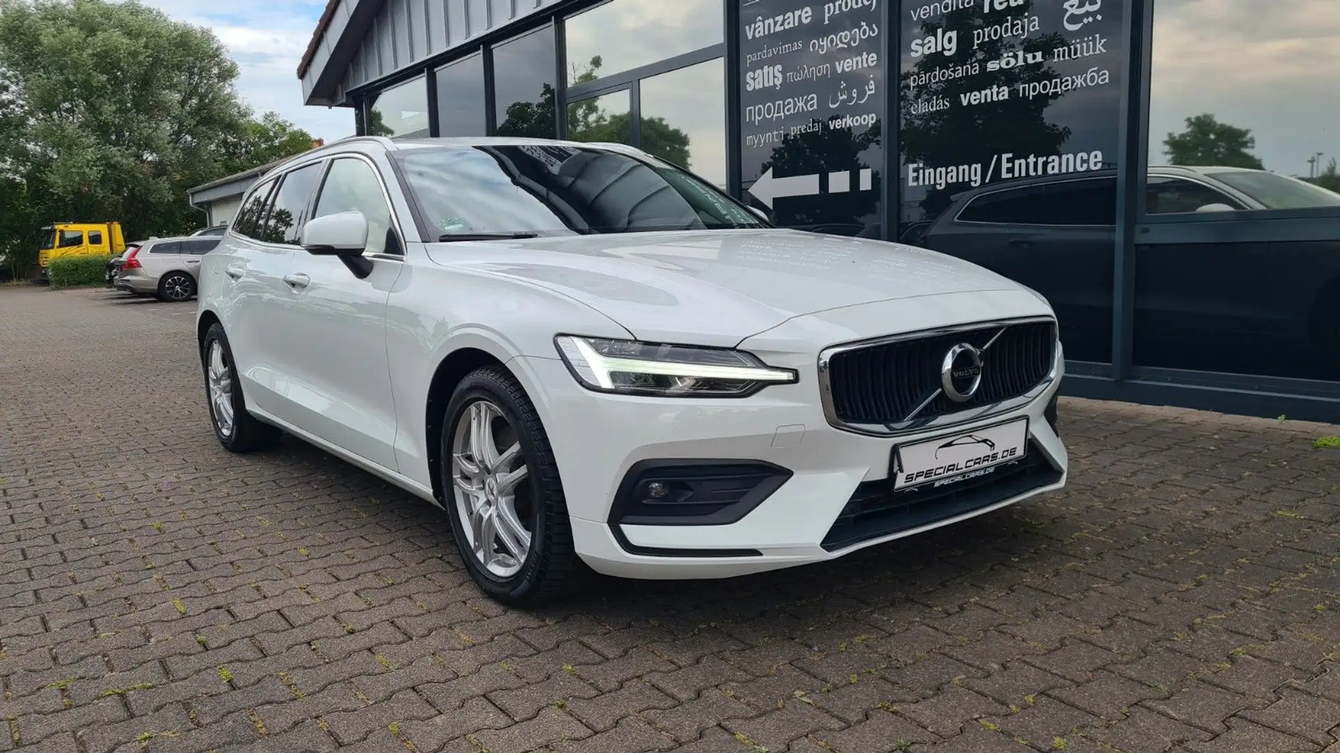 Volvo V60 Kombi Momentum Pro D4 - PANO - AHK Weiß - 1