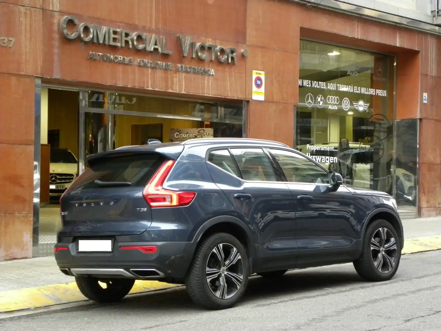 Volvo XC40 T3 Inscription Premium Edition Gris - 2