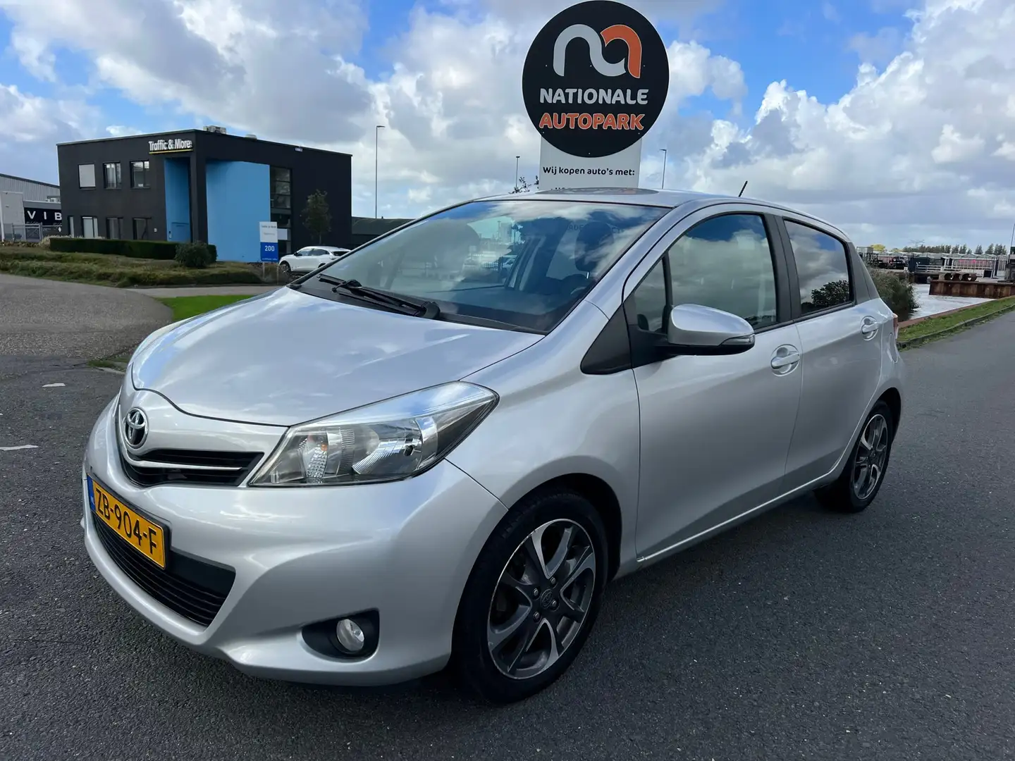 Toyota Yaris 2014 * 1.3 VVT-i Aspiration * AIRCO * APK * TOP AU Grijs - 1