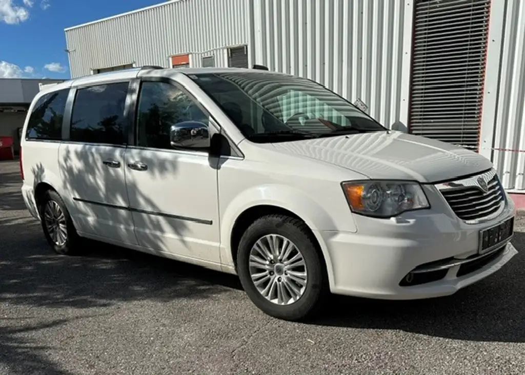 Lancia Voyager 2013 из Европы — купить под ключ