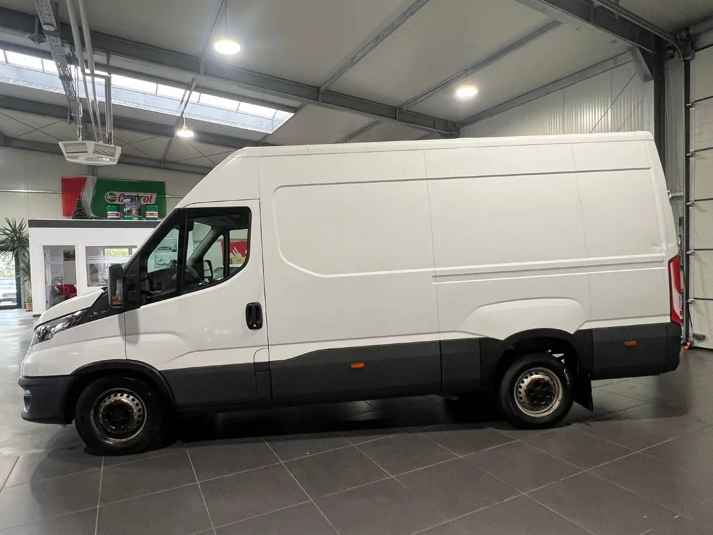 Iveco Daily Kasten 2.3 D **AHK*Navi*Kamera*Temp.** Weiß - 2