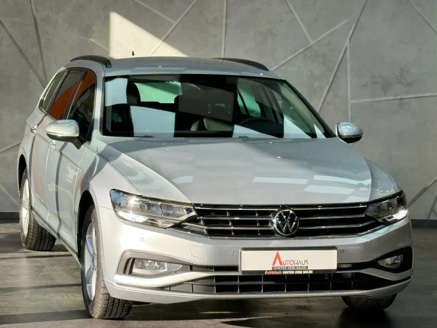 Volkswagen Passat Variant 2.0 TDI |STDHZG|LED|PDC|TEMP| Zilver - 2