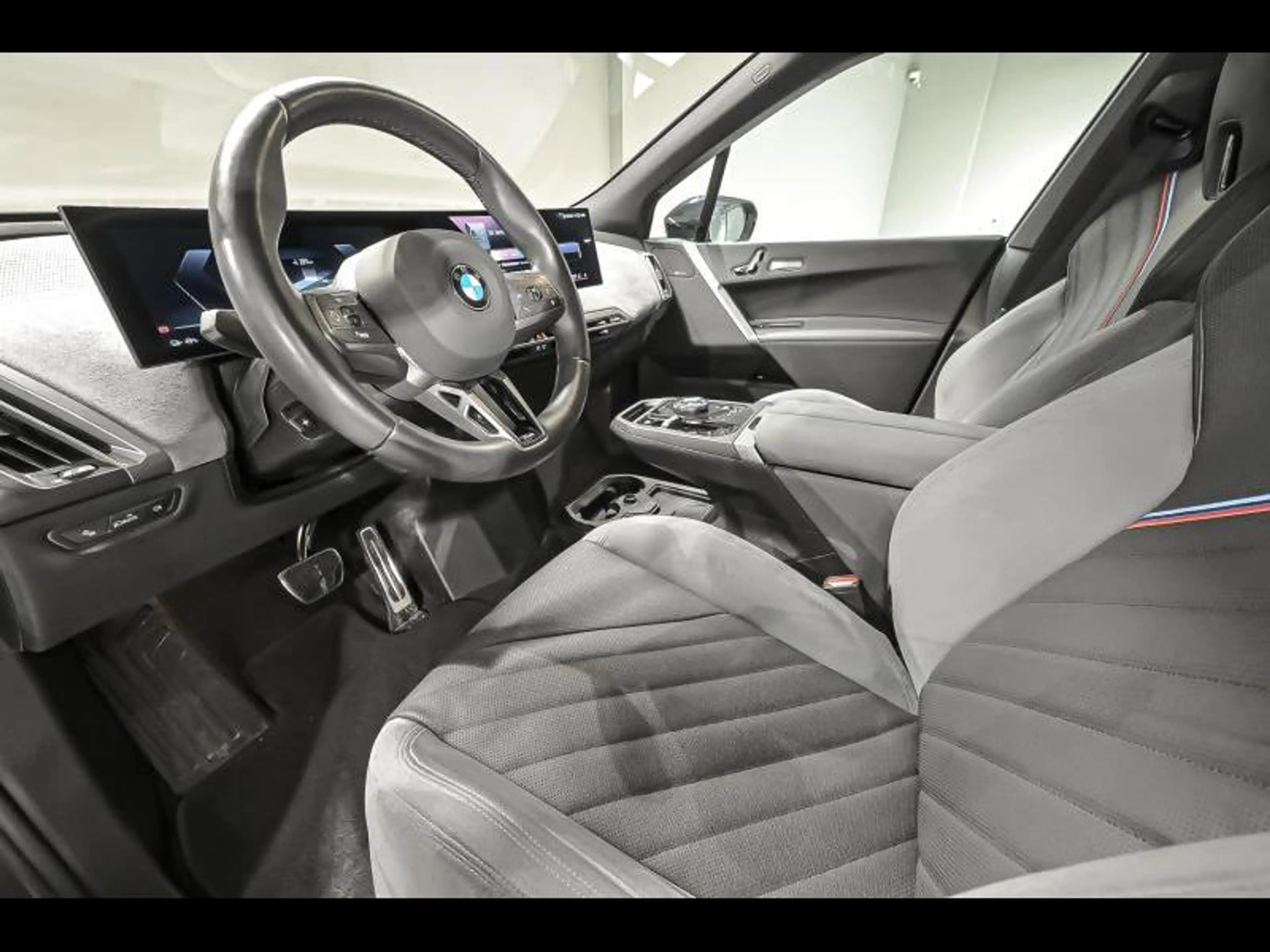 BMW iX xDrive45 - M PACK PRO|DASS+|360CAM|H&K|PANO| — photo 6