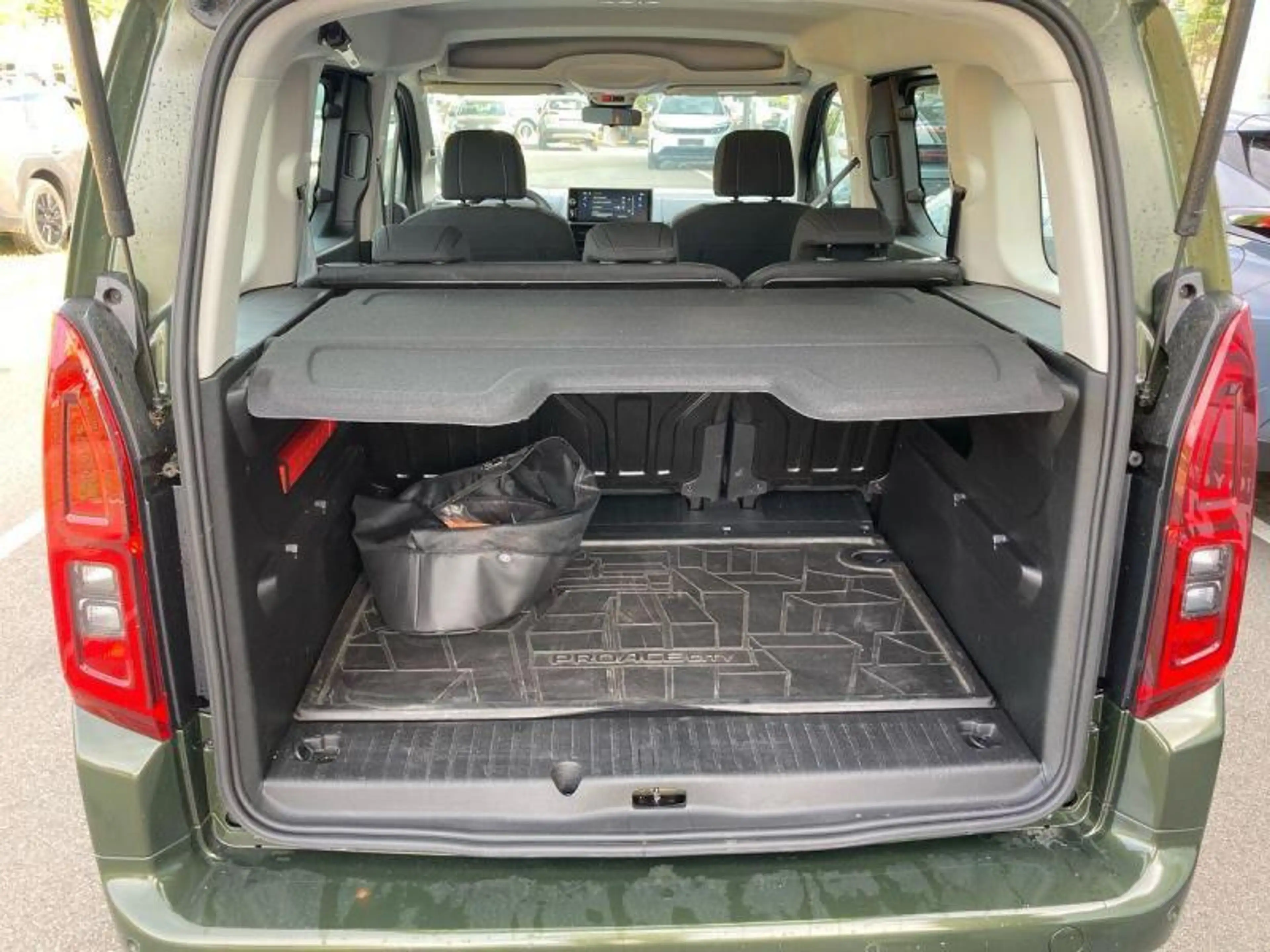 Toyota Verso Shuttle 5pl — photo 14