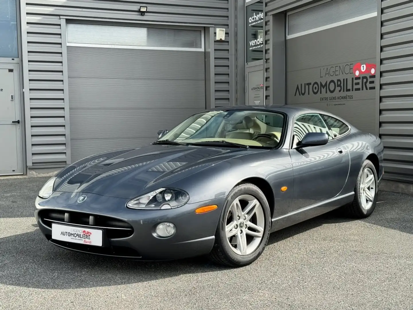 Jaguar XK8 X100 Coupe 4.2 V8 BA Grau - 1