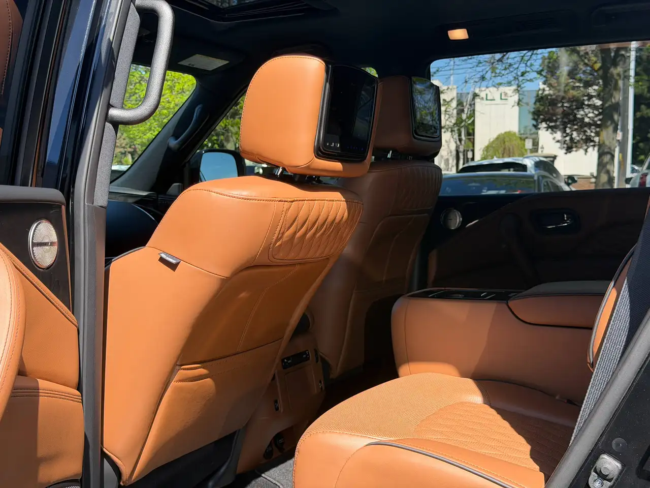 Infiniti QX80 снимка Infiniti QX80