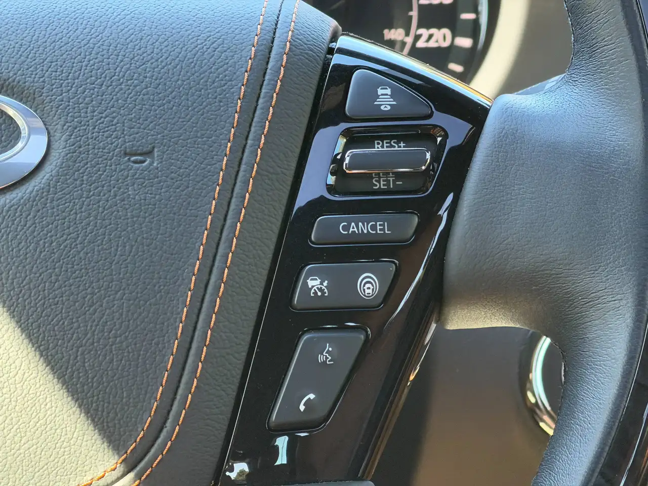 Infiniti QX80 снимка Infiniti QX80