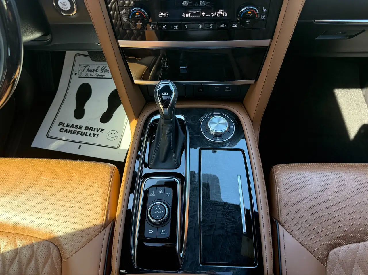 Infiniti QX80 снимка Infiniti QX80