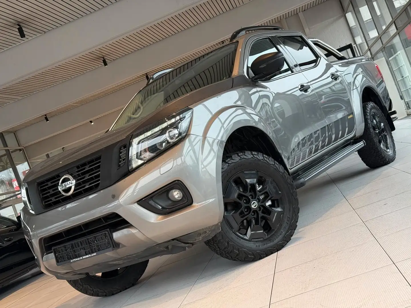 Nissan Navara NP300 N-Guard Double Cab 4x4 Grau - 1