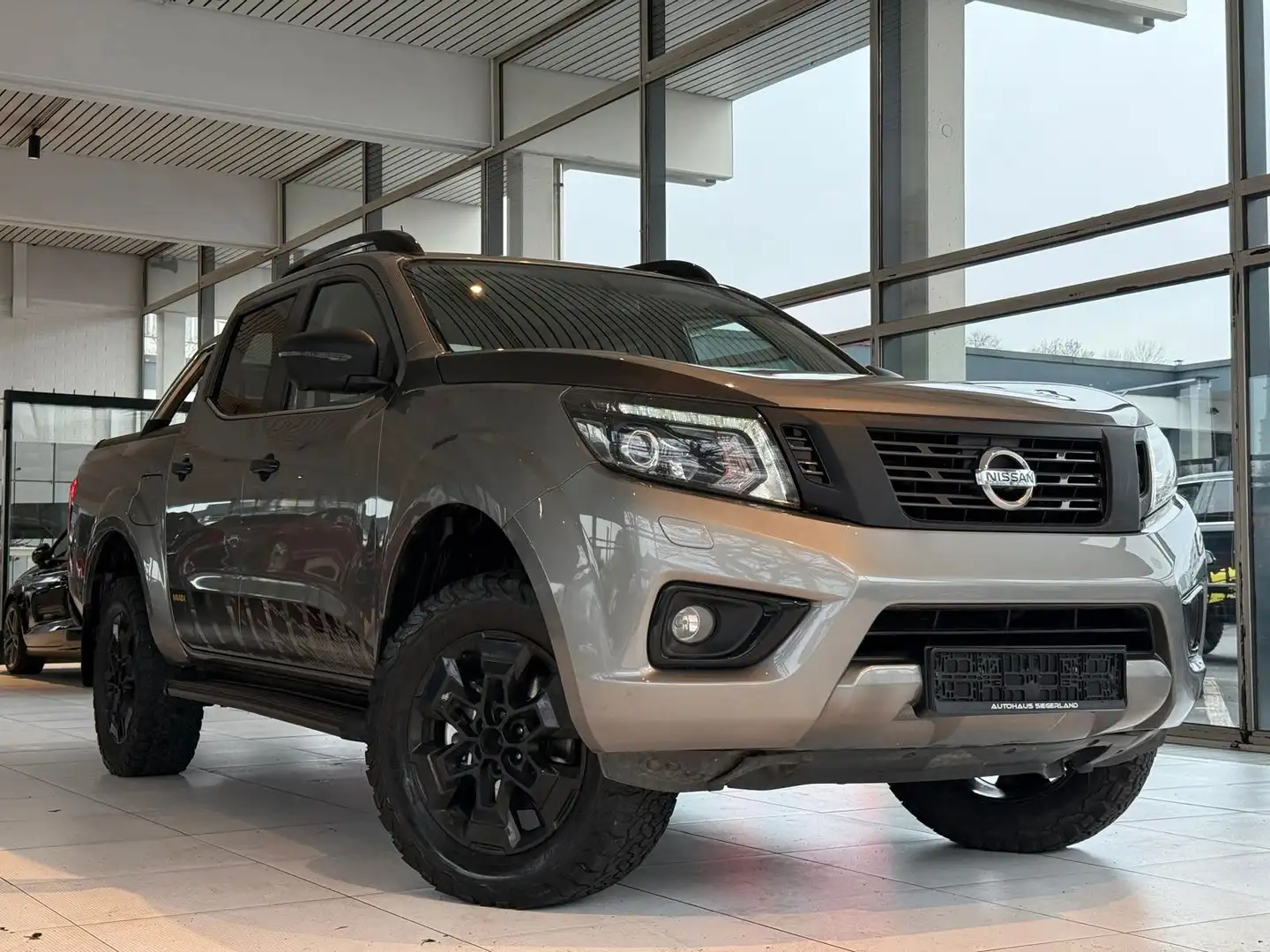 Nissan Navara NP300 N-Guard Double Cab 4x4 Grau - 2
