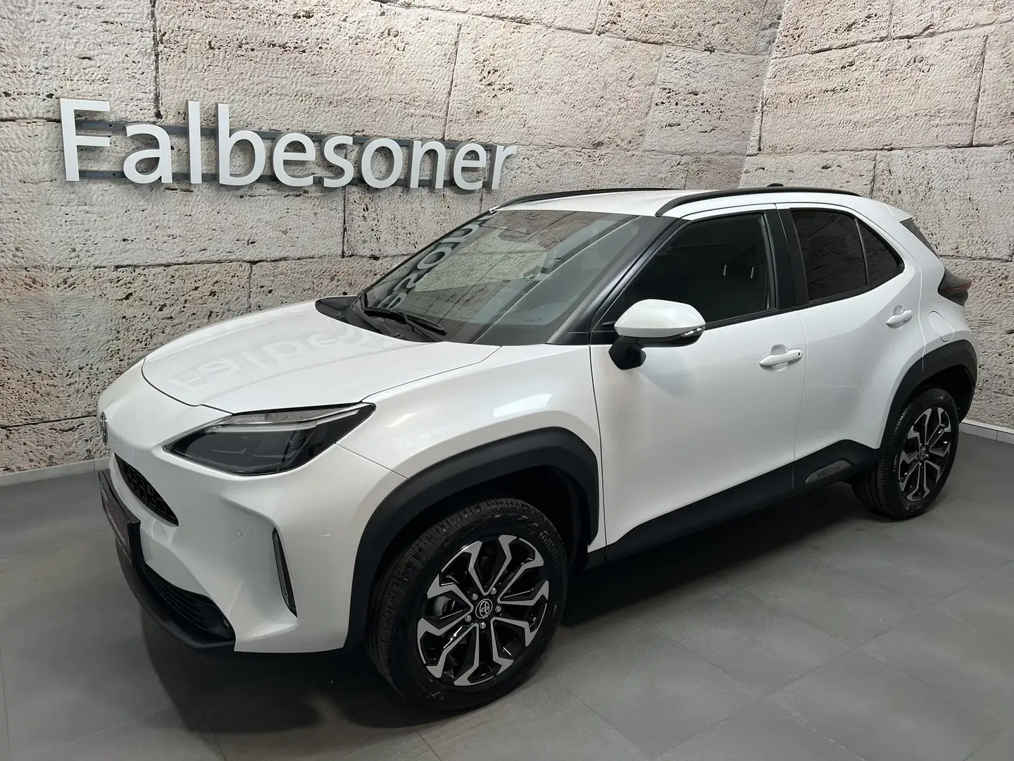 Toyota Yaris Cross 1,5 Hybrid AWD-i Active Drive "Safety P. gratis" Weiß - 2