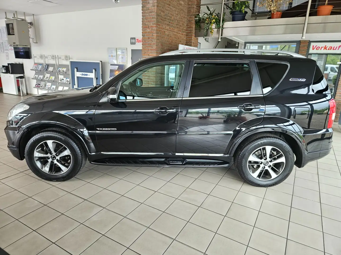 SsangYong Rexton W 2.2 e-XDi 220 4WD Automatik Executive *7-Sitzer* Schwarz - 2
