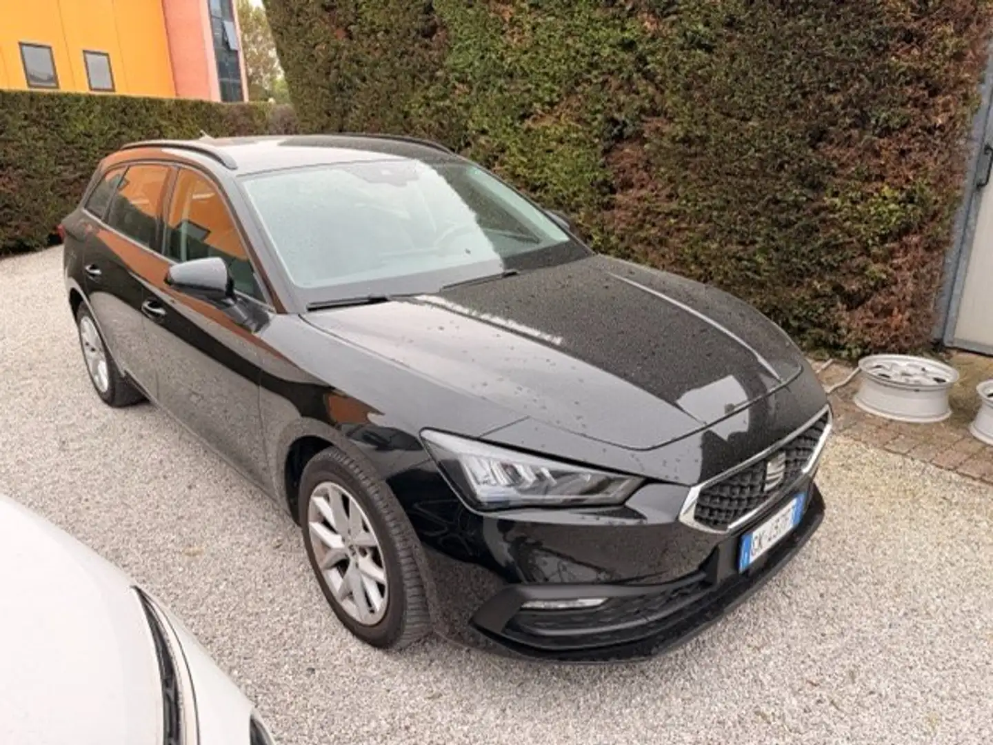 SEAT Leon Sportstourer 1.0 etsi Style 110cv dsg Noir - 1