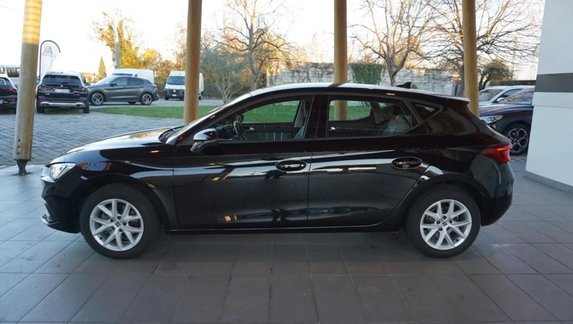 SEAT Leon 1.0 eTSI 110 CV DSG Business Nero - 2