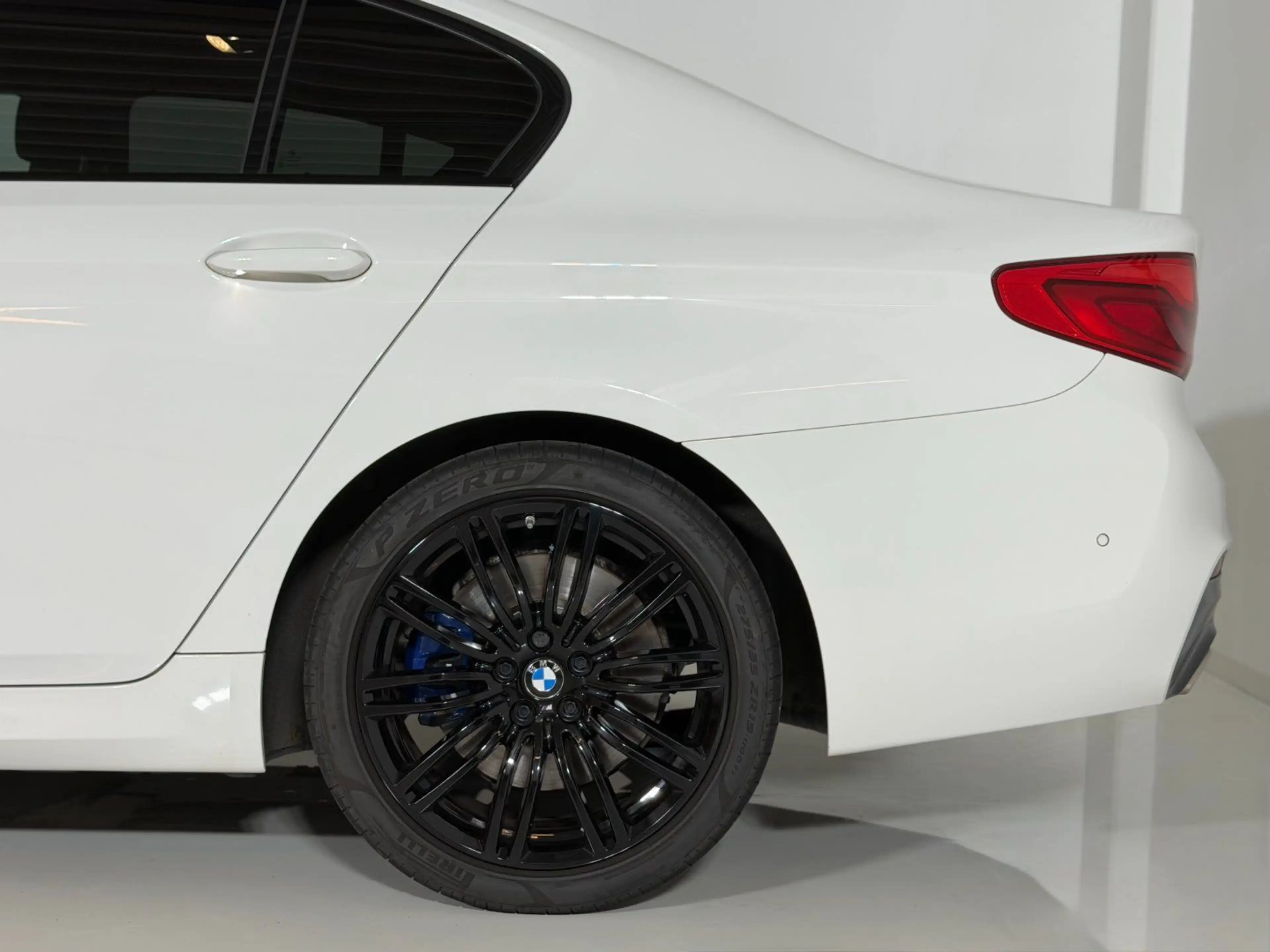 BMW 530 G30 530d M Sport — photo 11