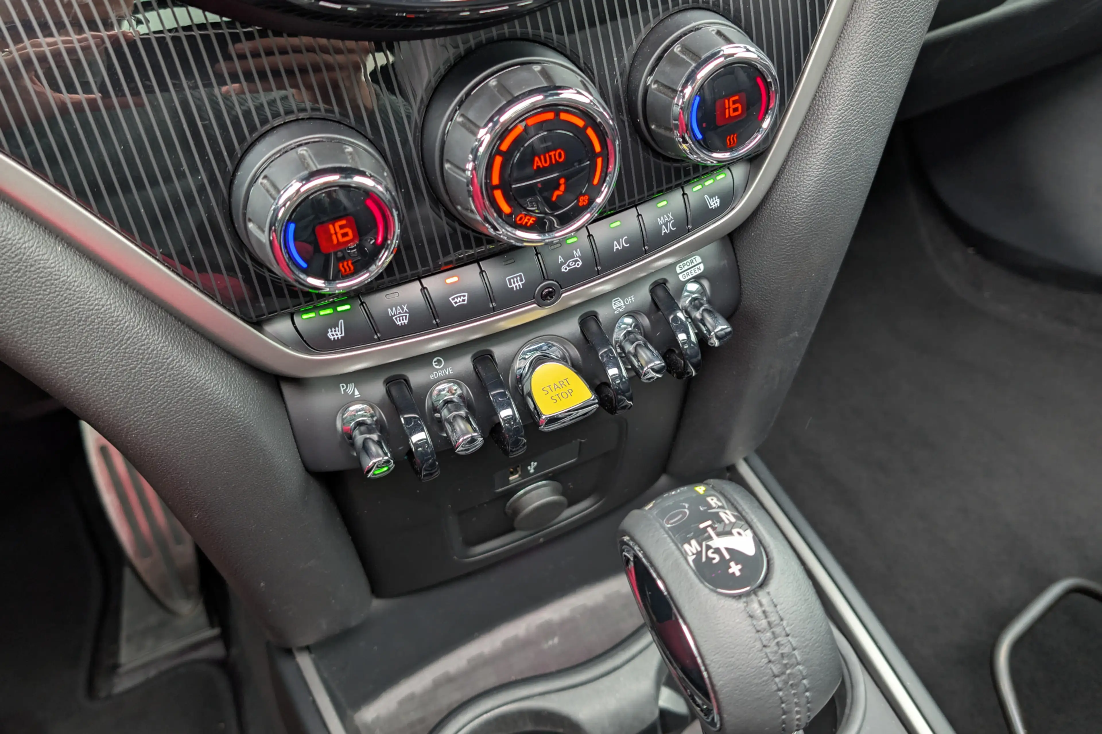 MINI Cooper SE Countryman 1.5 ALL4 PHEV Chili JCW Panorama Head-Up — photo 31
