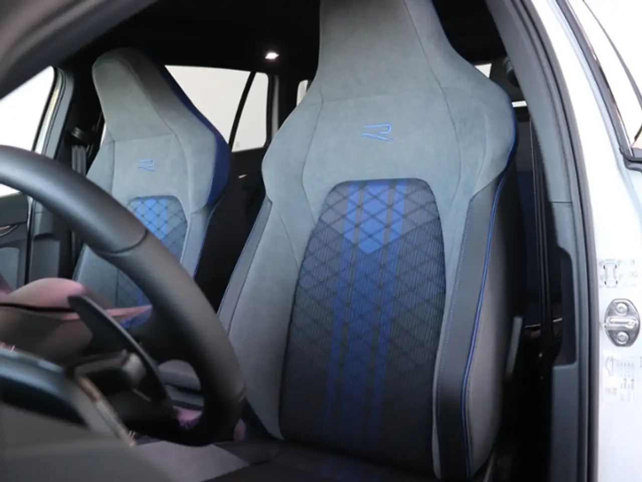 Volkswagen Golf Variant VIII Variant R 2.0 TSI*BLACKSTYLE*DSG*ALLRAD*AHK* 14