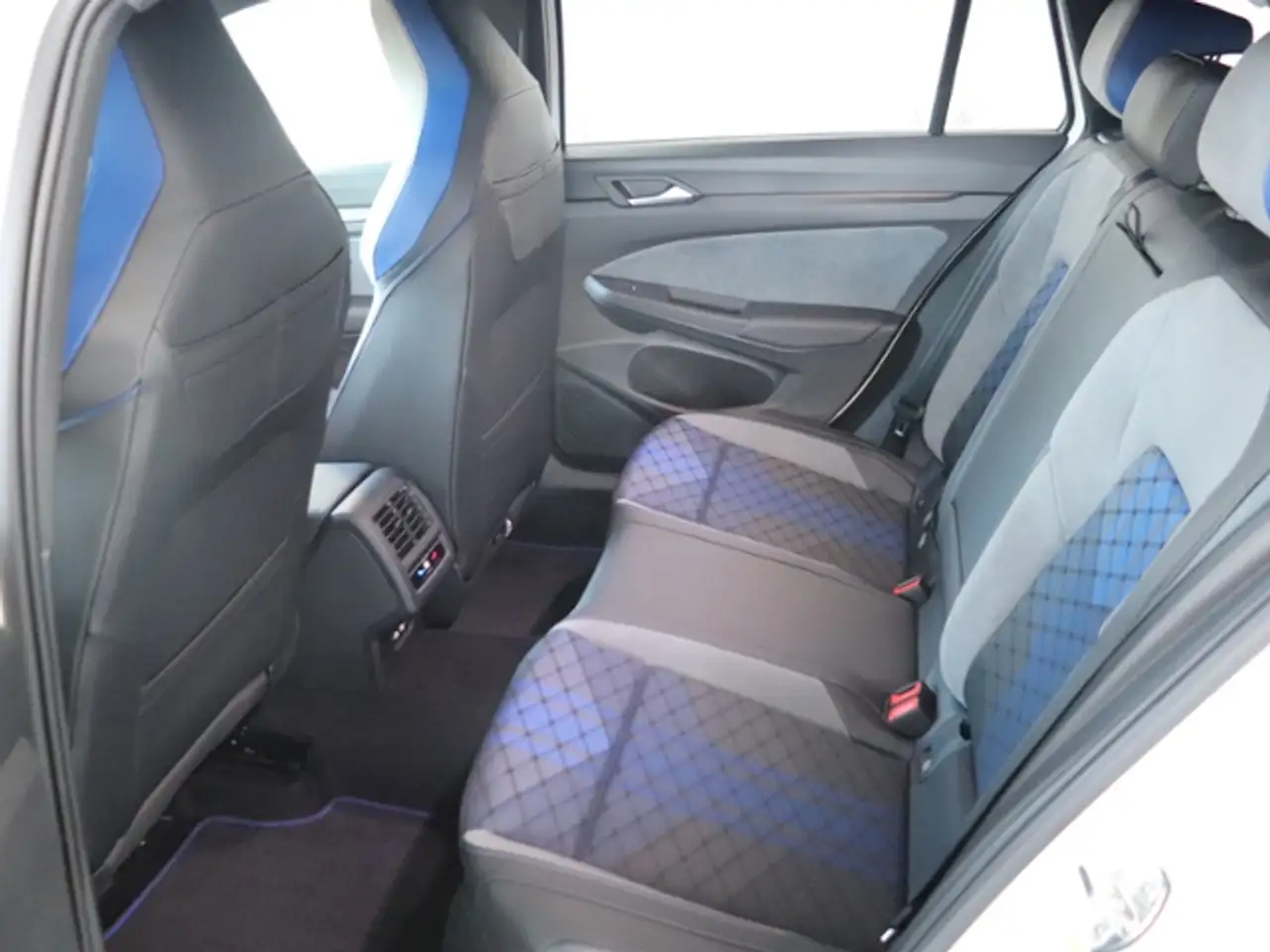 Volkswagen Golf Variant VIII Variant R 2.0 TSI*BLACKSTYLE*DSG*ALLRAD*AHK* 18
