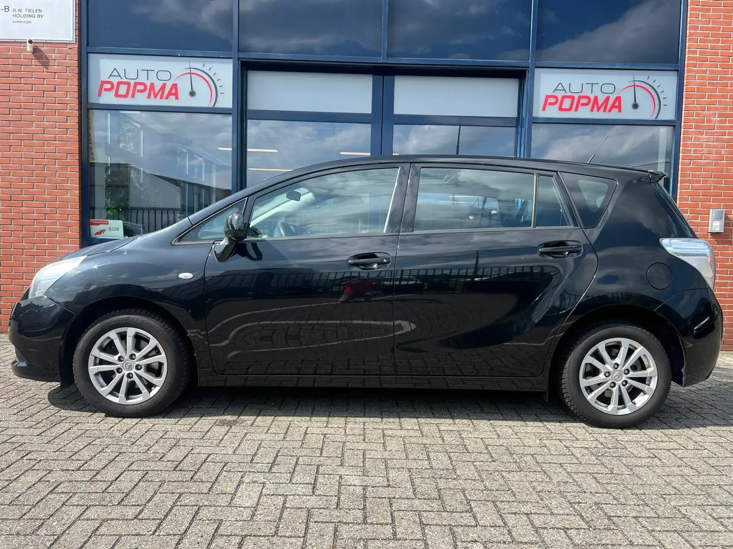 Toyota Verso 1.8 VVT-i Aspiration 7 stoelen en panoramadak! Zwart - 2
