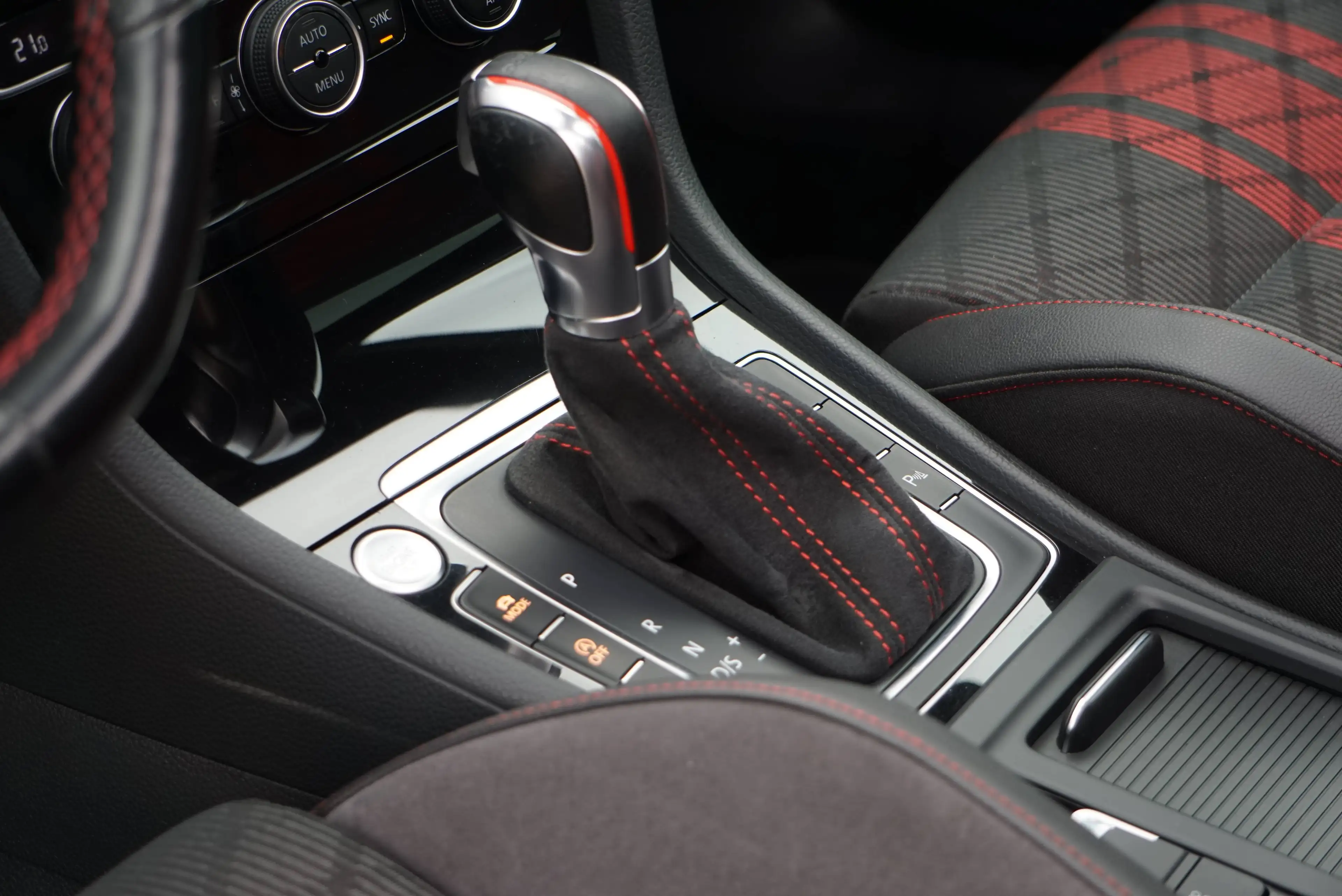 Volkswagen Golf GTI 2.0 TSI TCR OPF / DSG / CAMERA / PANO / DISTRONIC / CARPLAY / FRONT ASSIST / AKRAPOVIC — photo 13