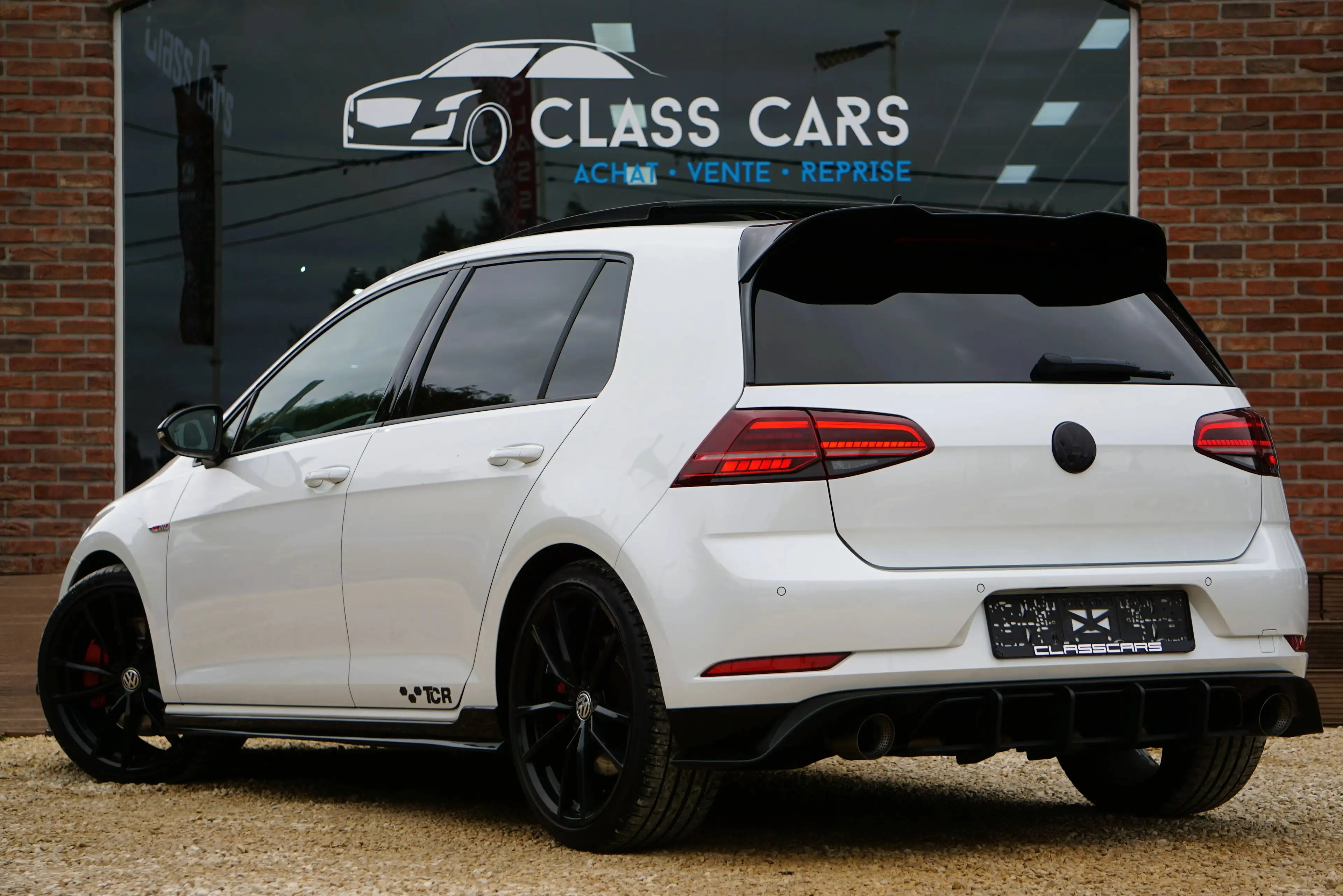 Volkswagen Golf GTI 2.0 TSI TCR OPF / DSG / CAMERA / PANO / DISTRONIC / CARPLAY / FRONT ASSIST / AKRAPOVIC — photo 4