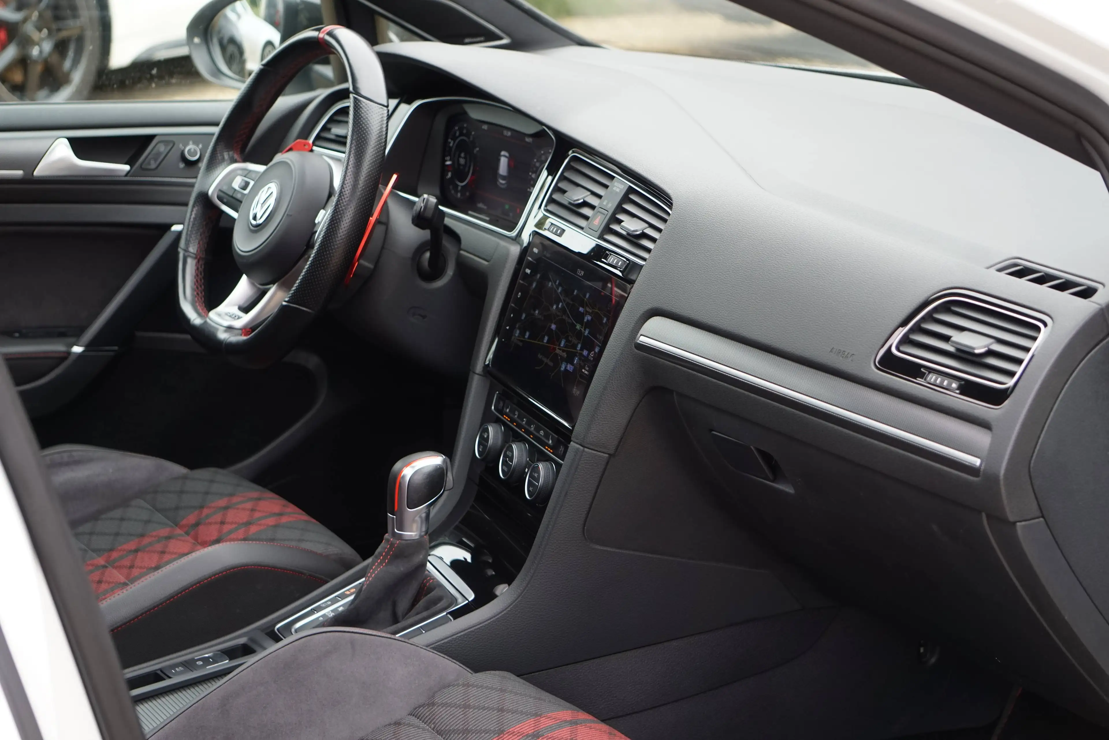 Volkswagen Golf GTI 2.0 TSI TCR OPF / DSG / CAMERA / PANO / DISTRONIC / CARPLAY / FRONT ASSIST / AKRAPOVIC — photo 8