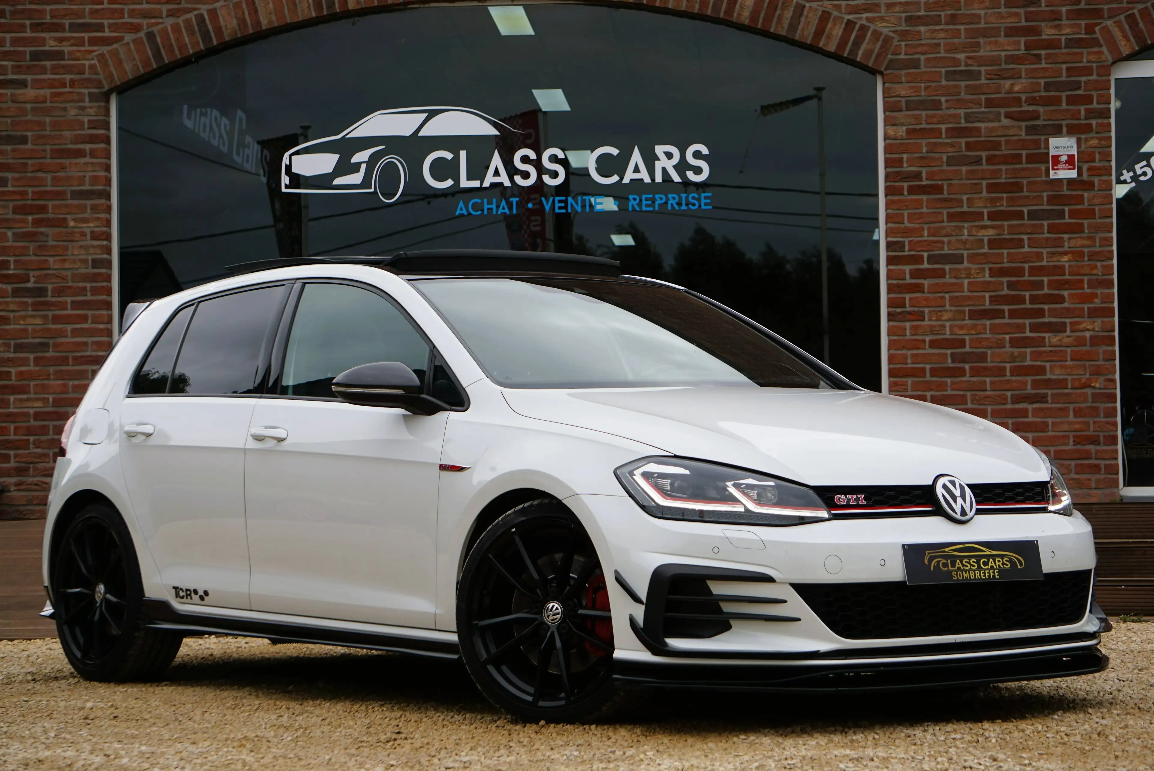 Volkswagen Golf GTI 2.0 TSI TCR OPF / DSG / CAMERA / PANO / DISTRONIC / CARPLAY / FRONT ASSIST / AKRAPOVIC — photo 2