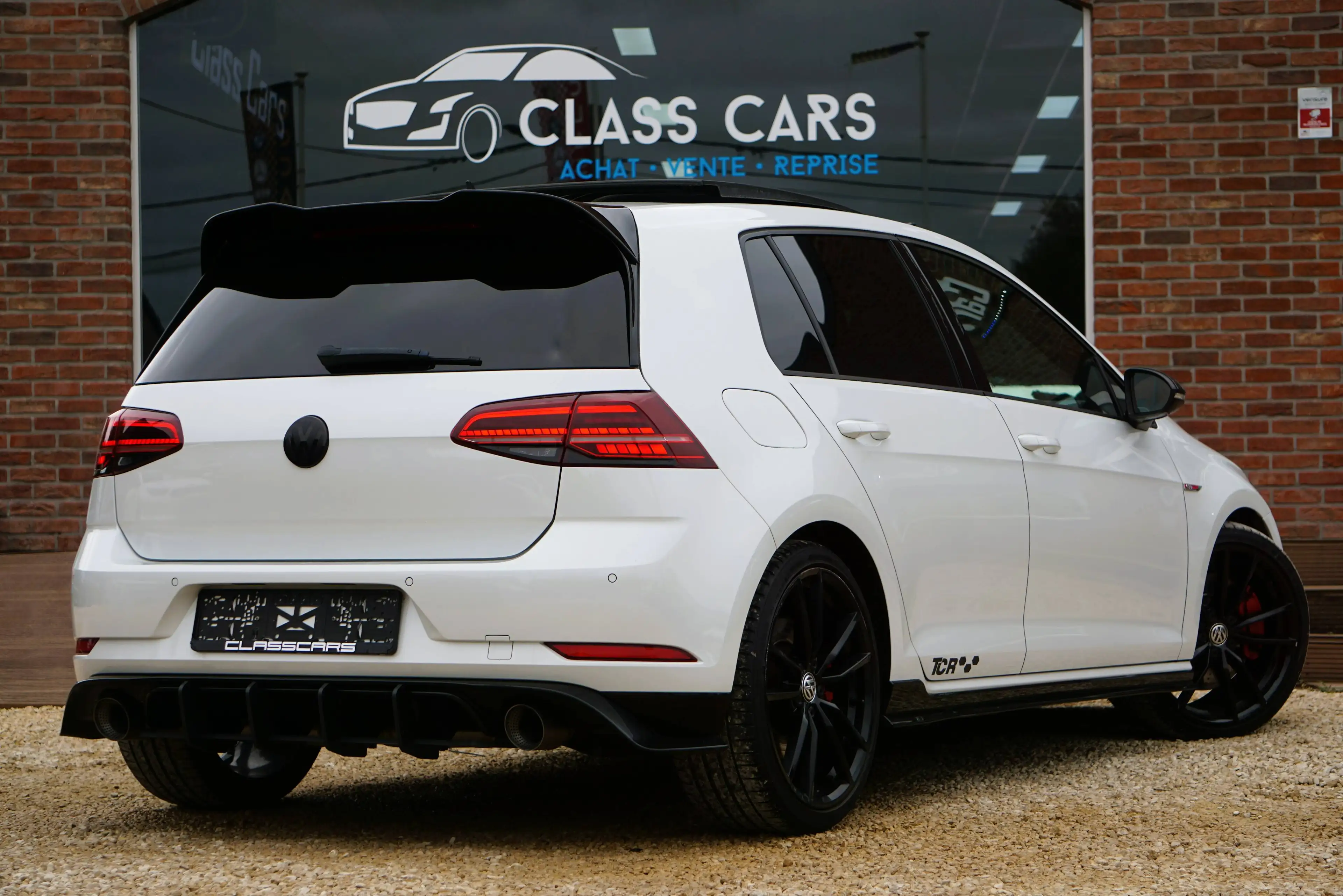 Volkswagen Golf GTI 2.0 TSI TCR OPF / DSG / CAMERA / PANO / DISTRONIC / CARPLAY / FRONT ASSIST / AKRAPOVIC — photo 3