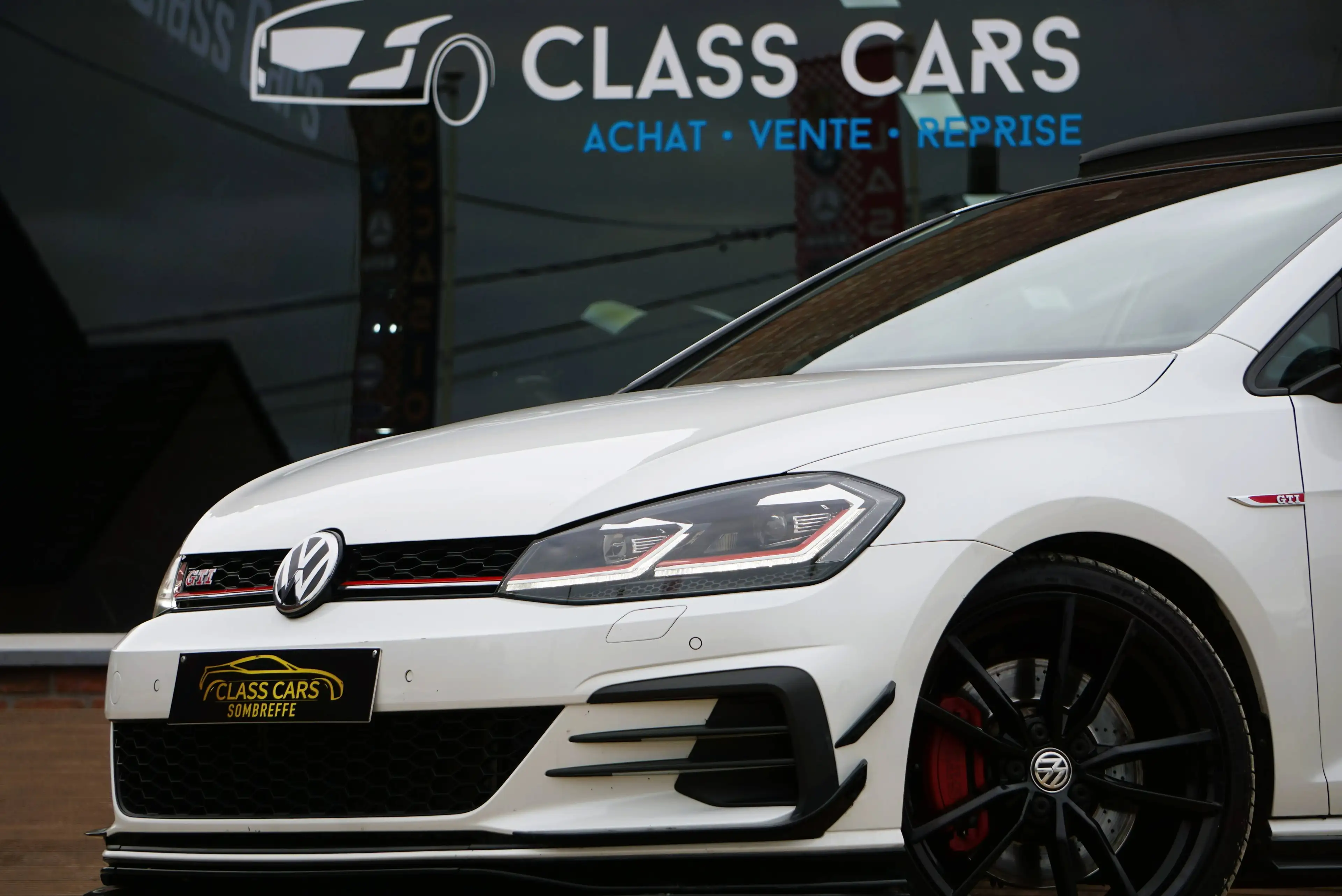 Volkswagen Golf GTI 2.0 TSI TCR OPF / DSG / CAMERA / PANO / DISTRONIC / CARPLAY / FRONT ASSIST / AKRAPOVIC — photo 5