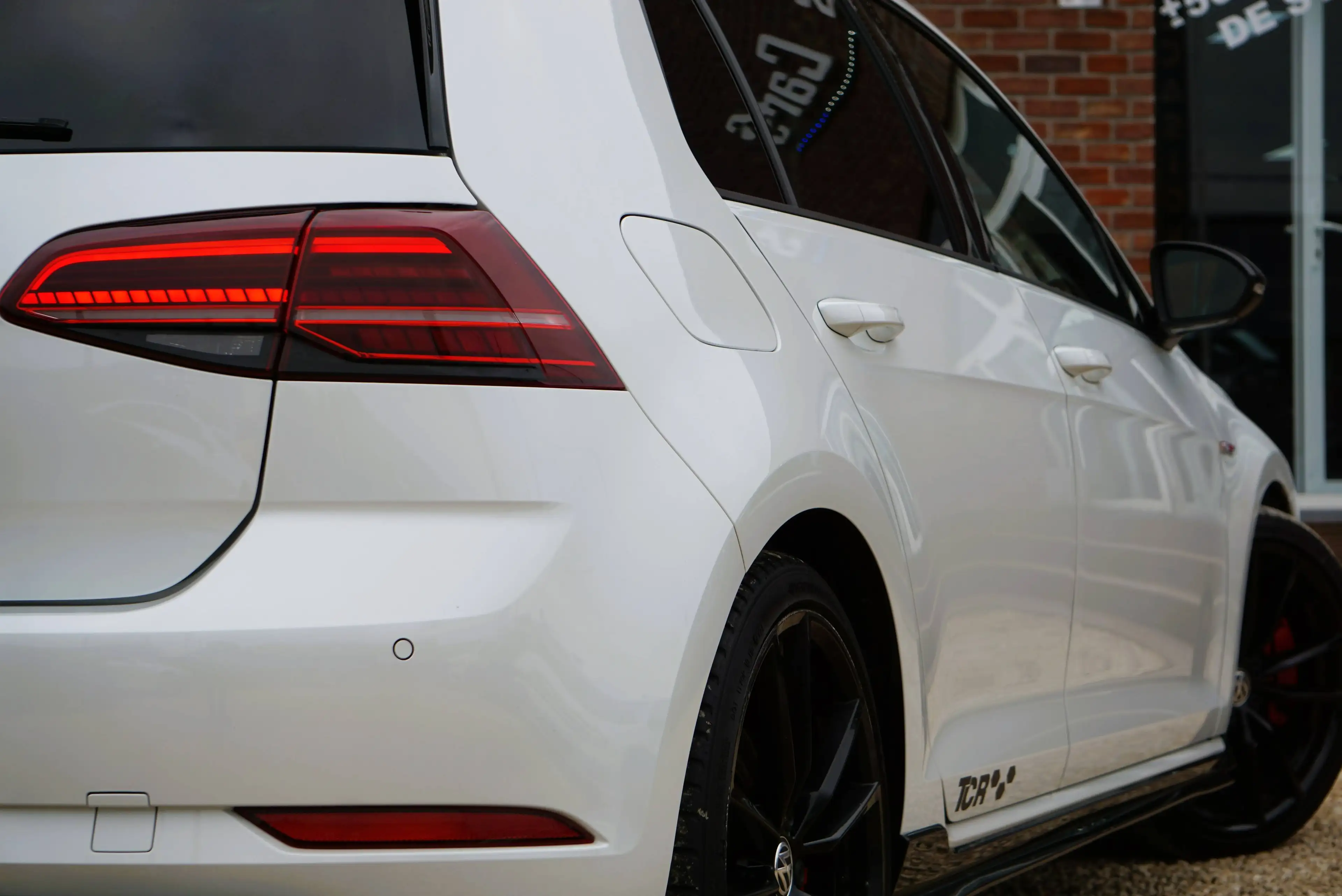 Volkswagen Golf GTI 2.0 TSI TCR OPF / DSG / CAMERA / PANO / DISTRONIC / CARPLAY / FRONT ASSIST / AKRAPOVIC — photo 6