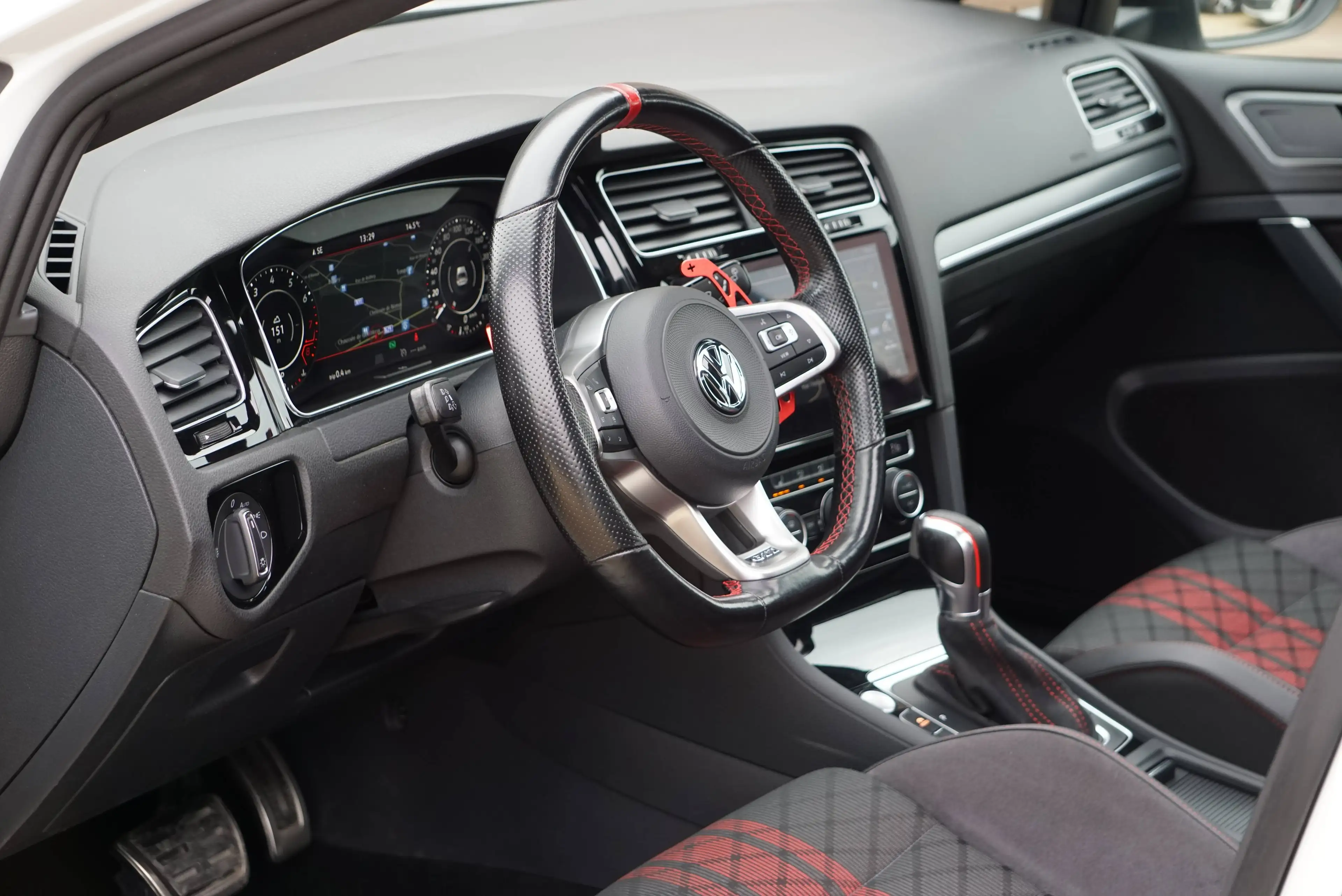 Volkswagen Golf GTI 2.0 TSI TCR OPF / DSG / CAMERA / PANO / DISTRONIC / CARPLAY / FRONT ASSIST / AKRAPOVIC — photo 7