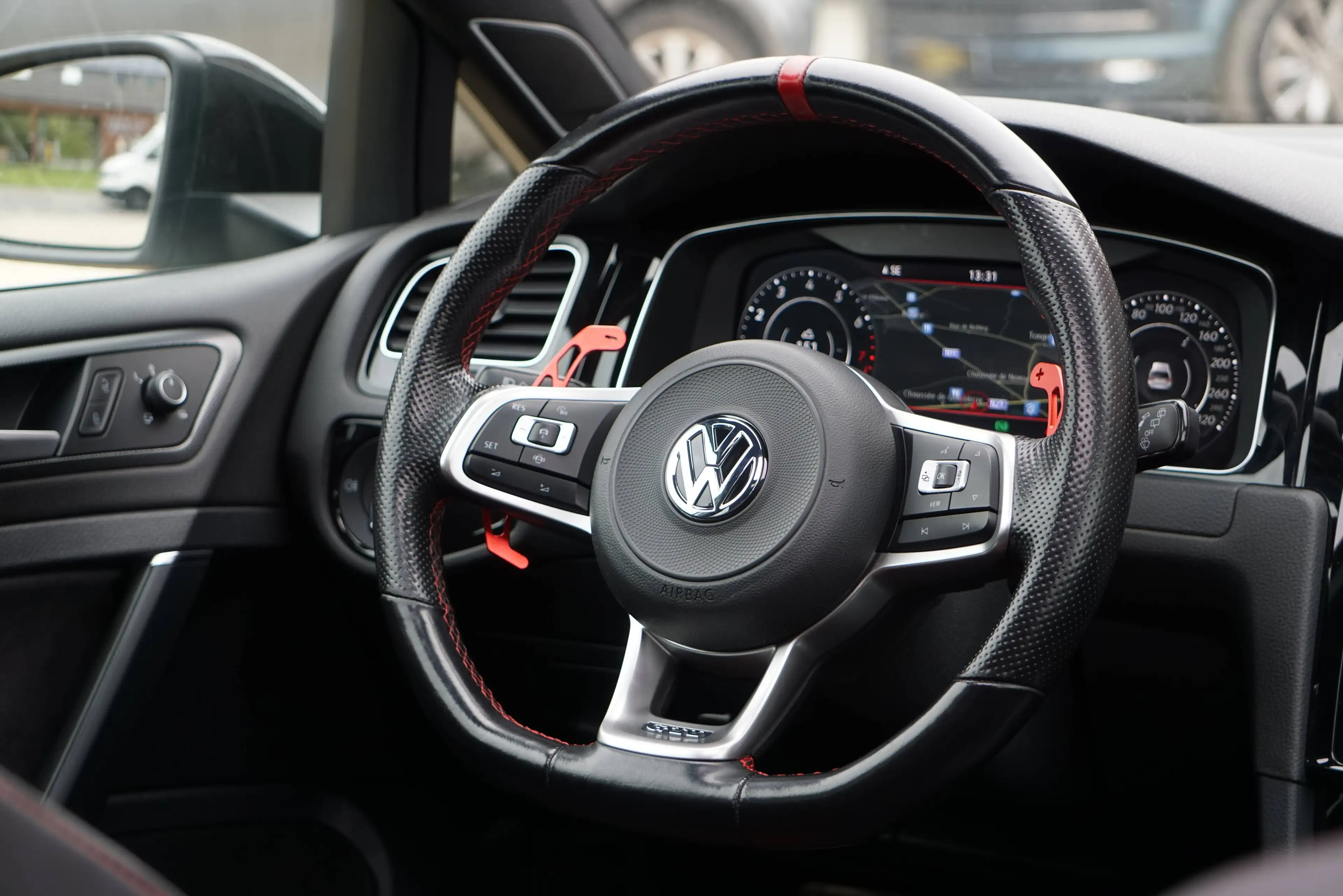Volkswagen Golf GTI 2.0 TSI TCR OPF / DSG / CAMERA / PANO / DISTRONIC / CARPLAY / FRONT ASSIST / AKRAPOVIC — photo 12