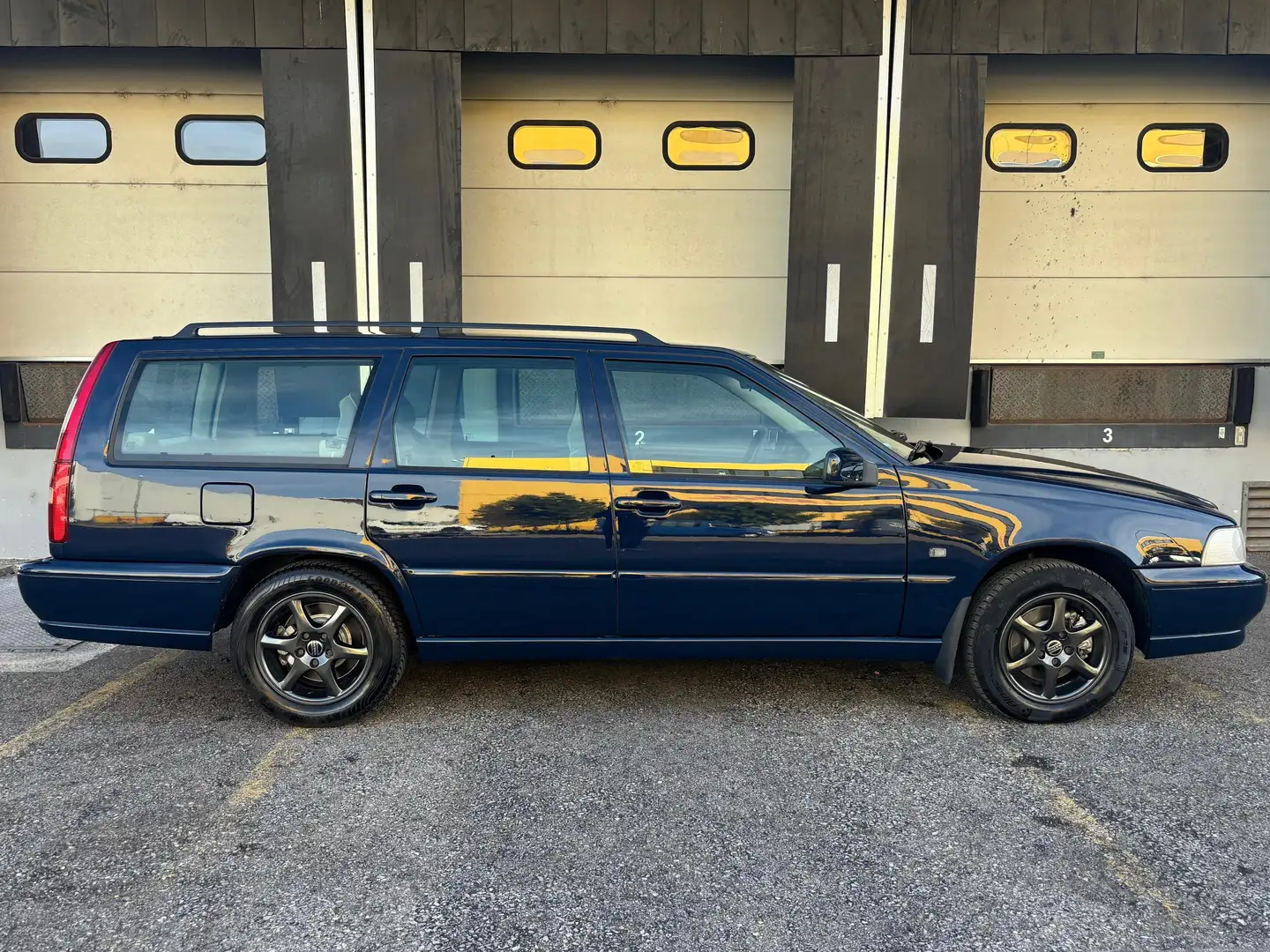Volvo V70 V70 2.5 Metropolitan Blau - 1