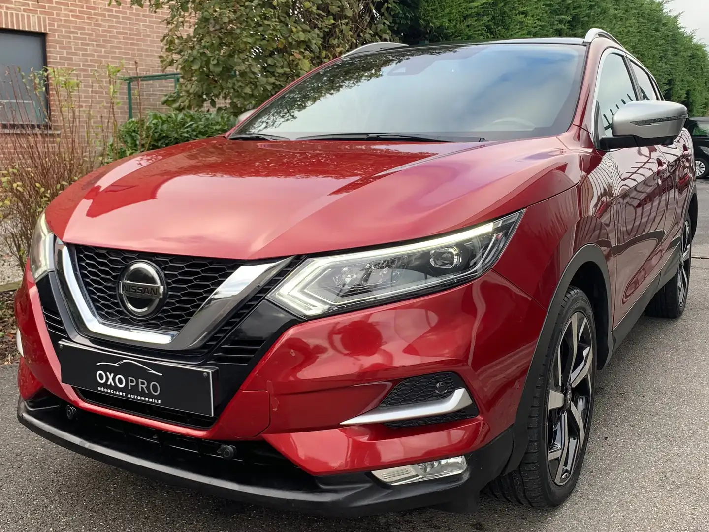 Nissan Qashqai Tekna / Boîte Auto / Xenon / FULL OPTIONS Rouge - 2