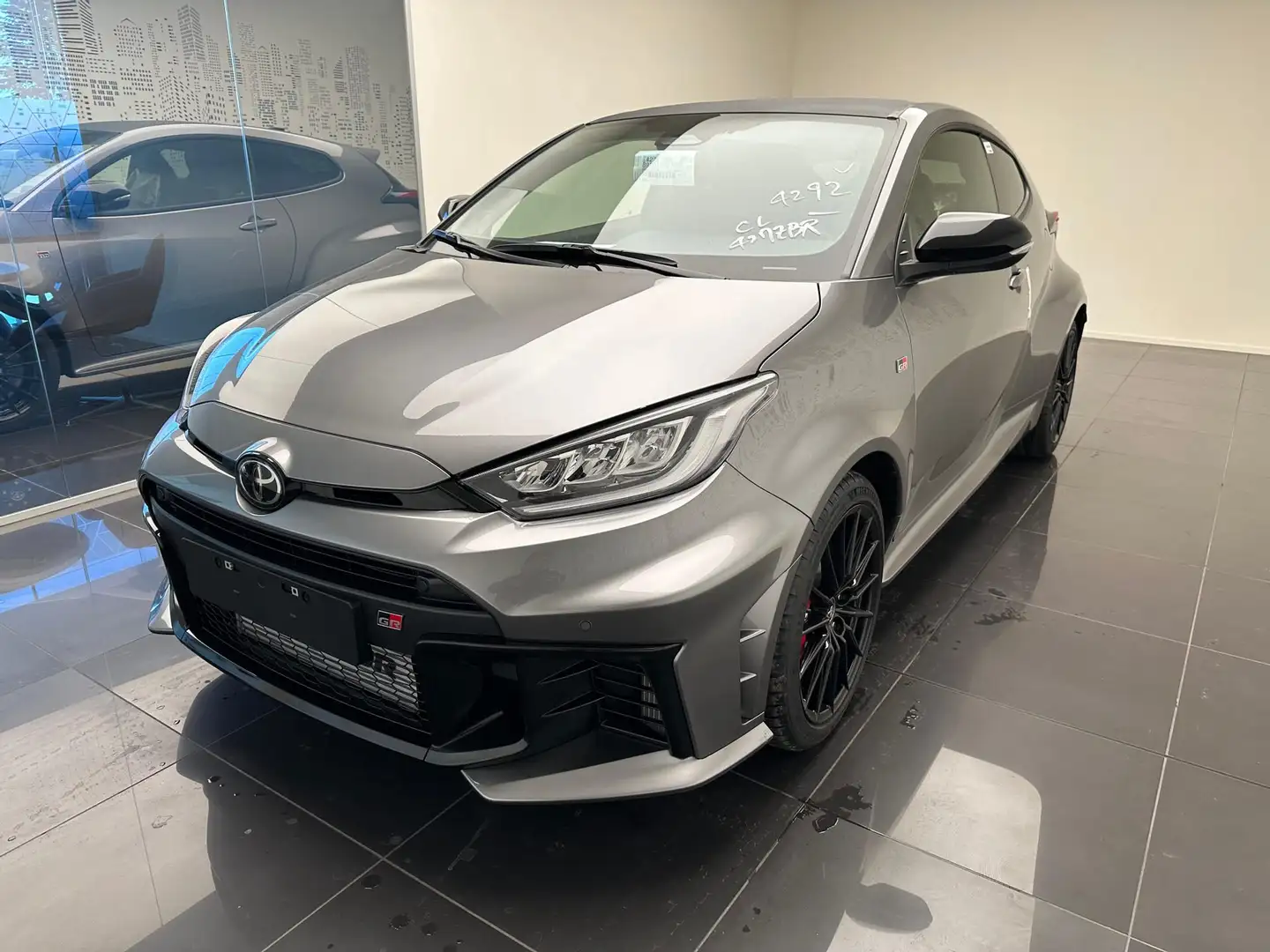Toyota Yaris Yaris Gr 1.6  DOHC 280CV A/T Benzina Circuit Argento - 1