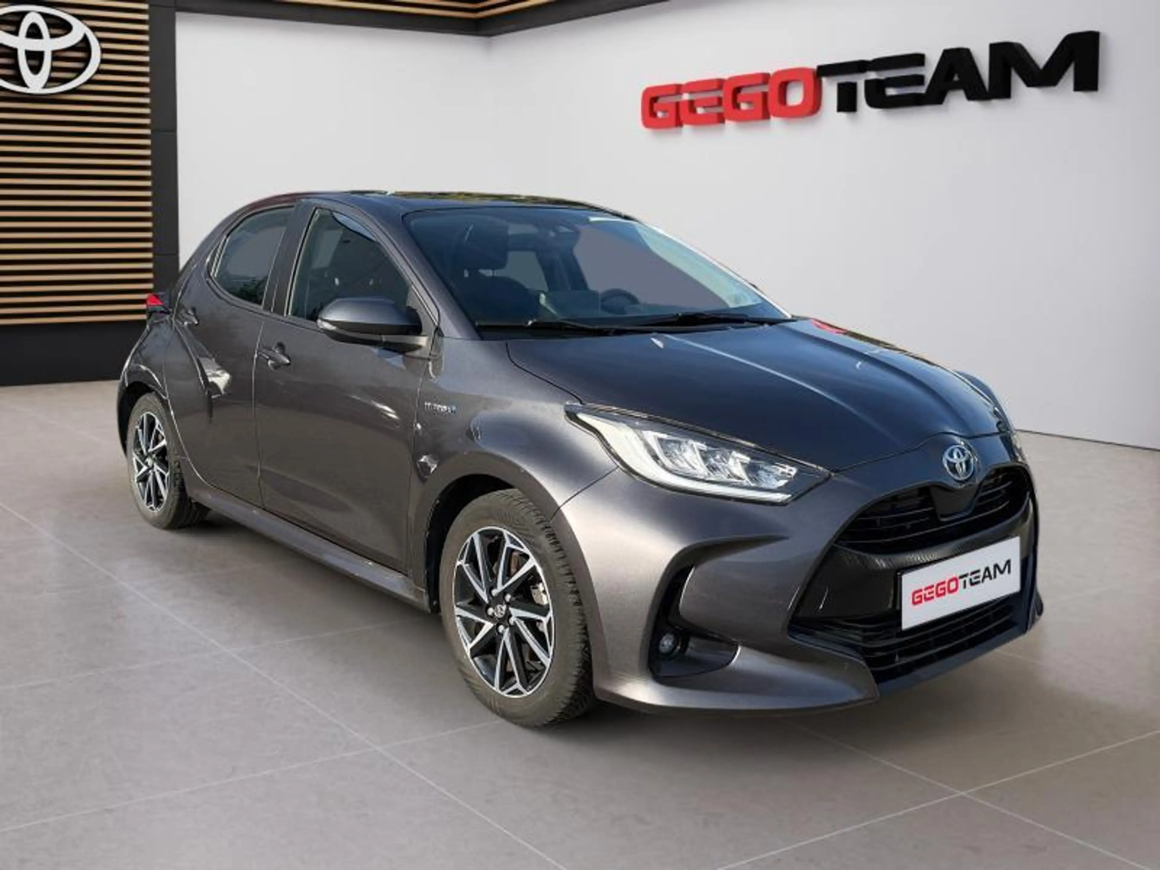 Toyota Yaris Iconic — photo 8