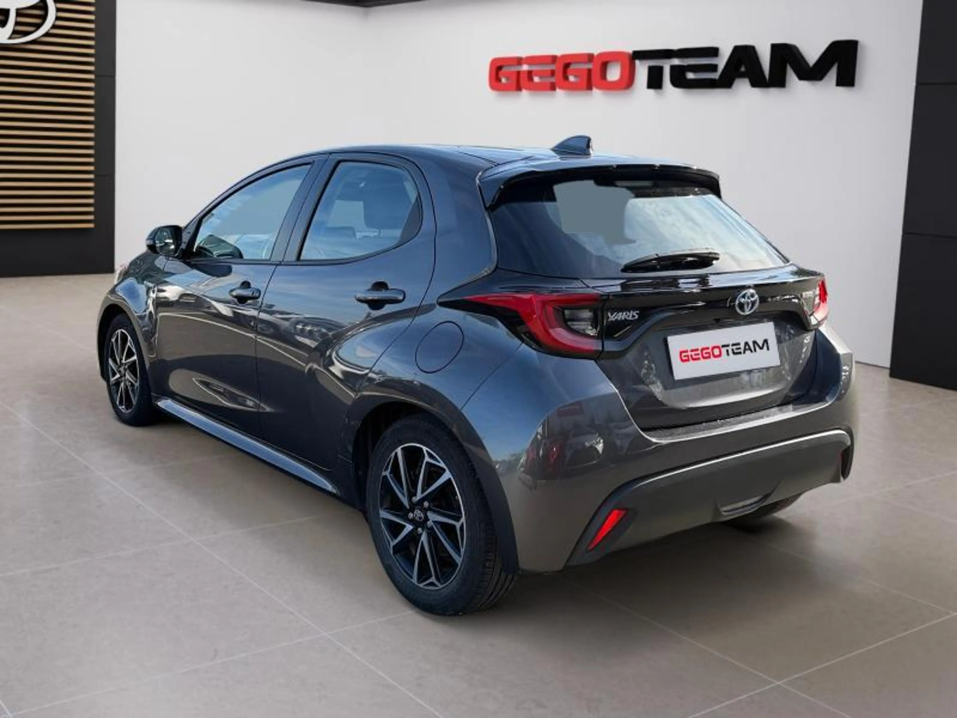 Toyota Yaris Iconic — photo 4