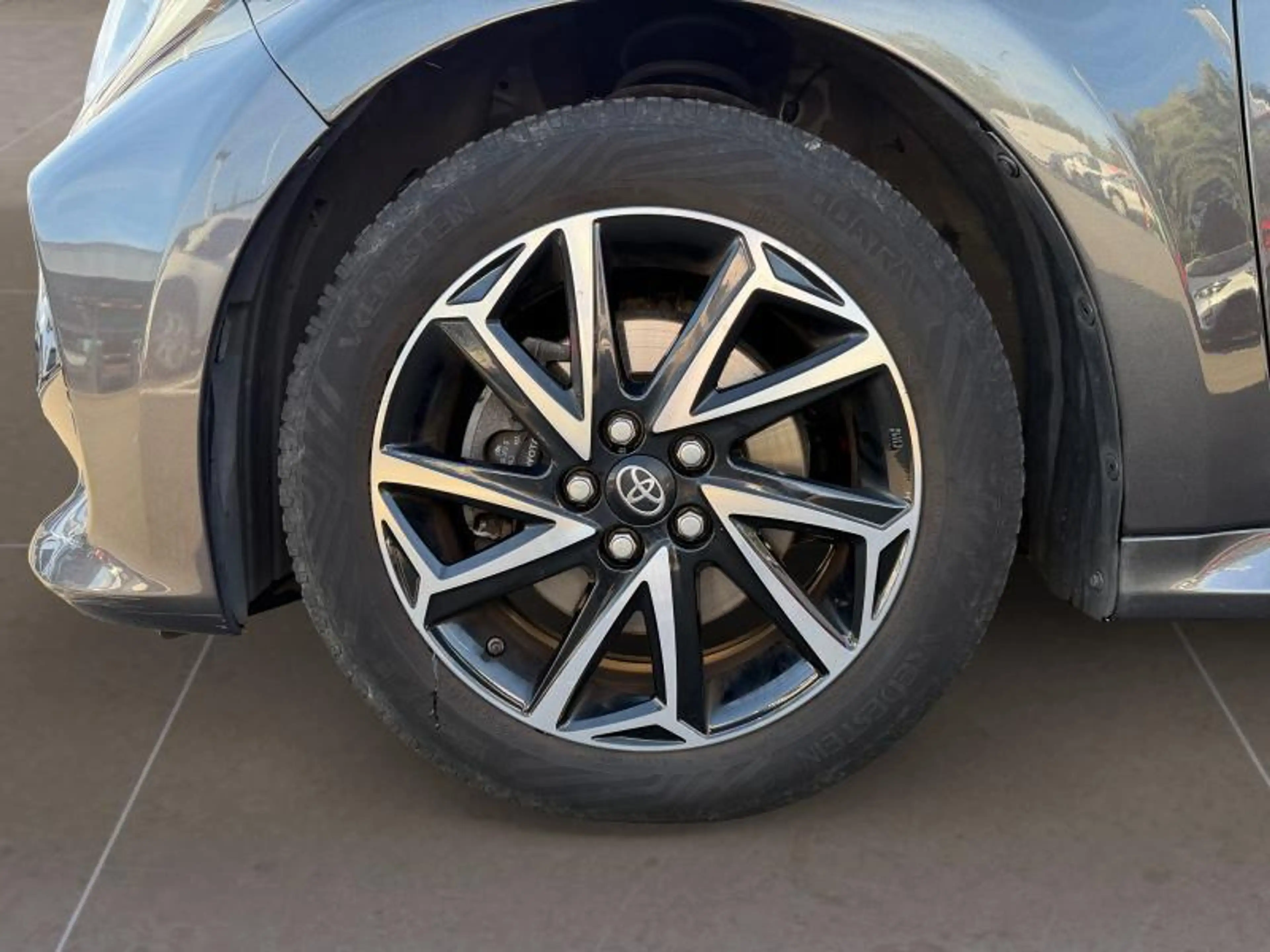 Toyota Yaris Iconic — photo 2